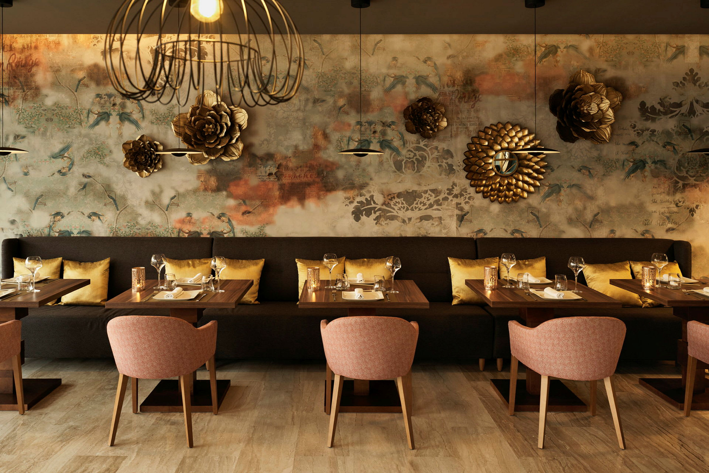 En restaurant med borde, stole og sofaer foran en dekoreret væg. (AI-genereret tekst)