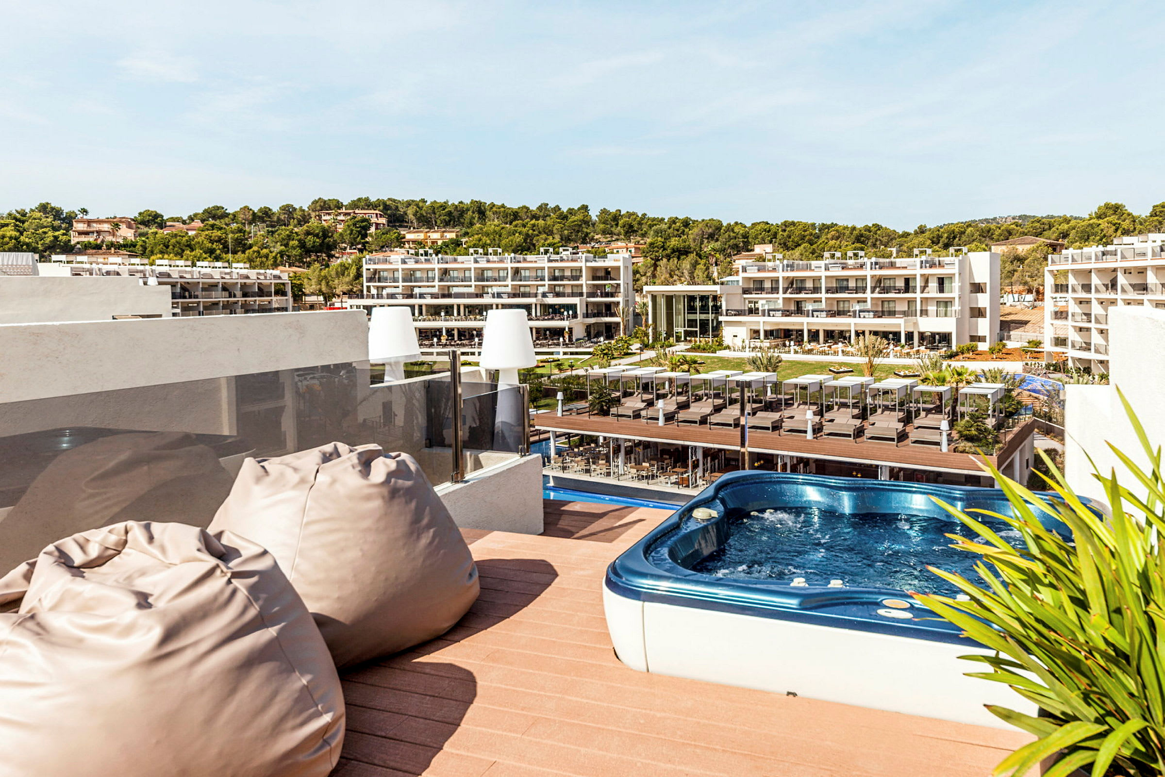 Terrasse med boblebad og udsigt over hotelområdet. (AI-genereret tekst)