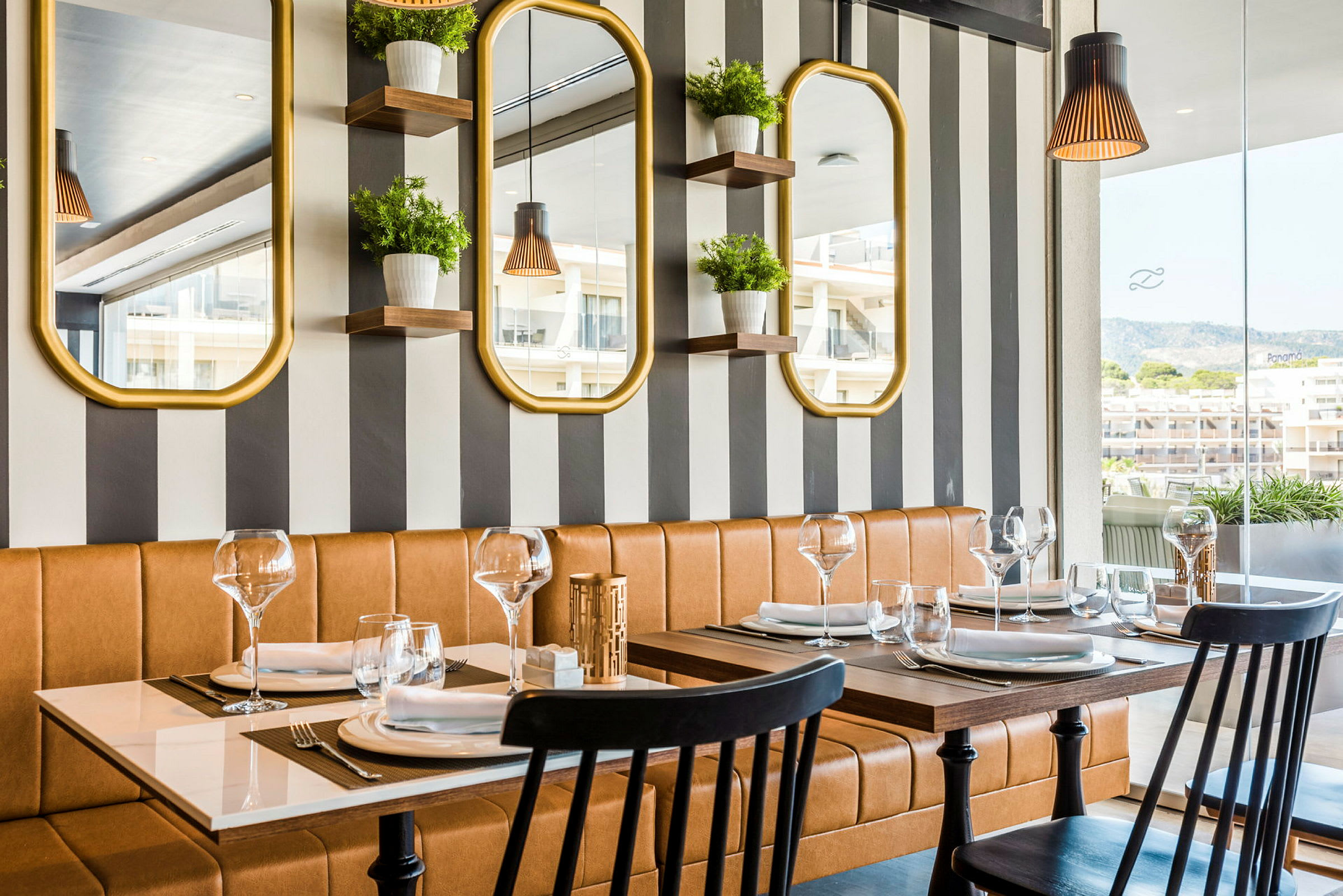 Moderne indrettet restaurant med stribet vægmønster og spejle. (AI-genereret tekst)