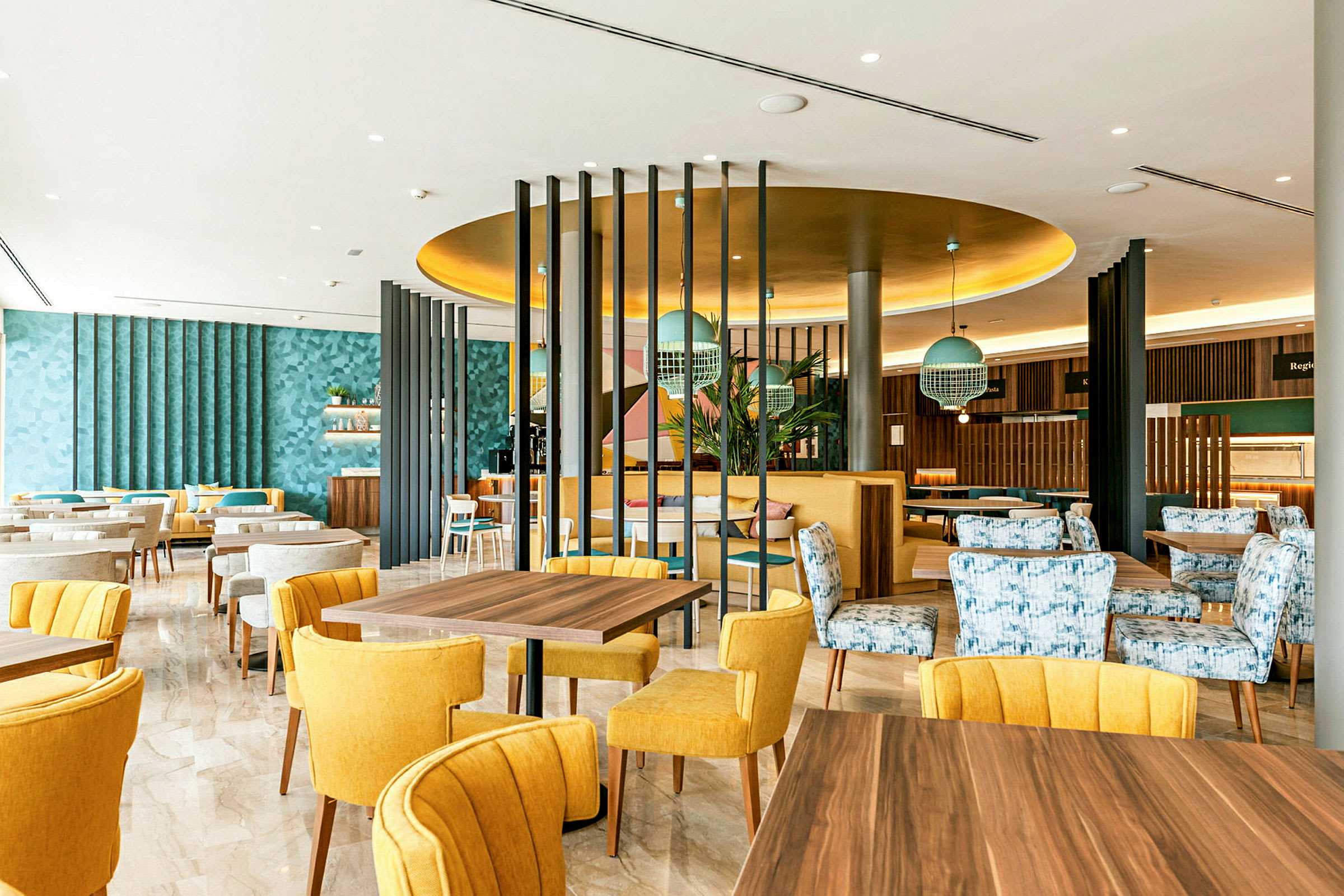 En moderne restaurant med farverige møbler og stilfuld indretning. (AI-genereret tekst)