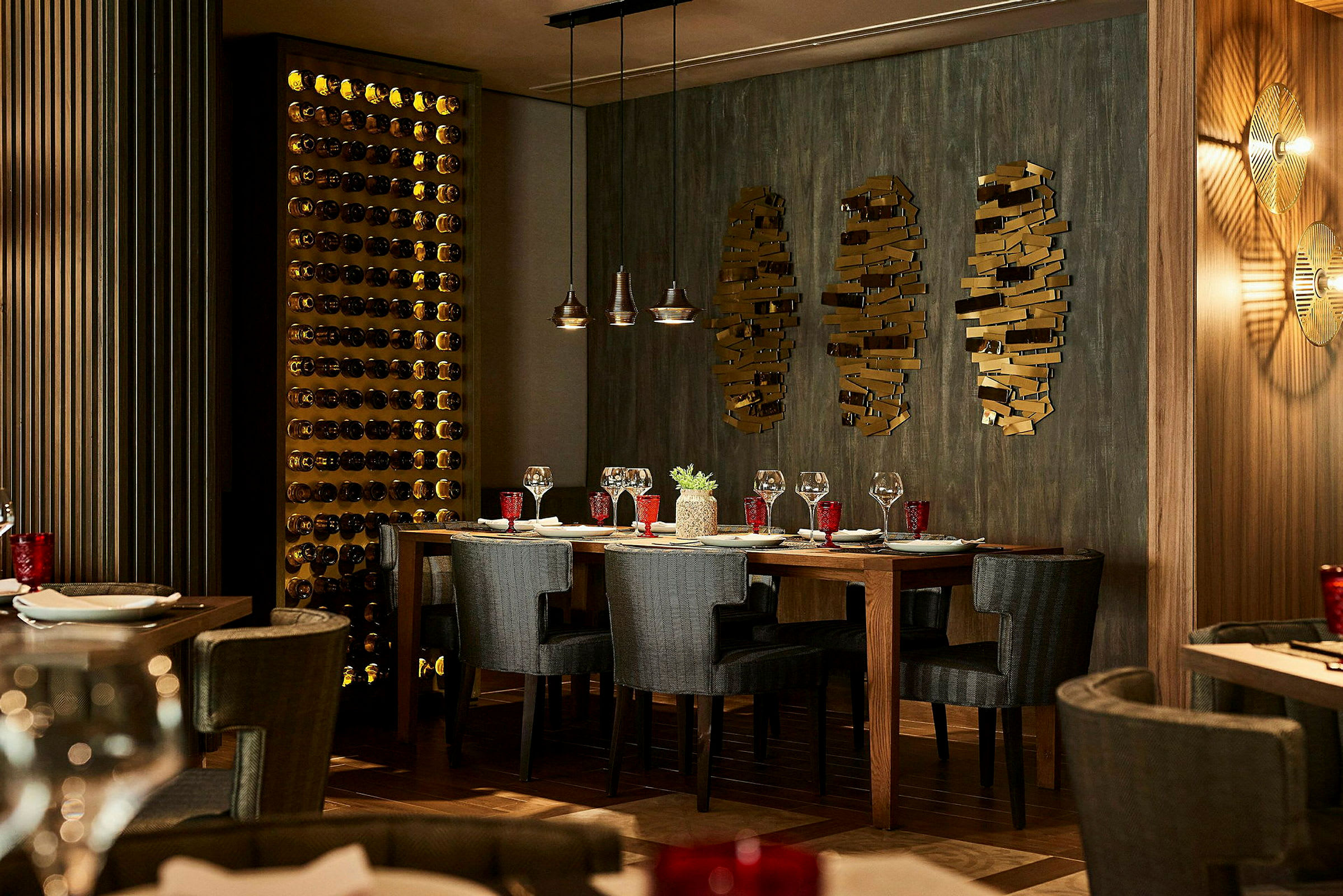 Elegant restaurantmiljø med vinflasker på hylde og dækkede borde. (AI-genereret tekst)