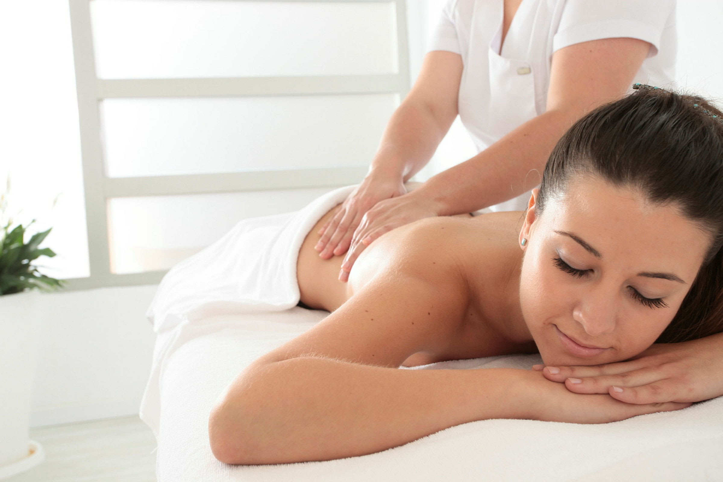 En person får massage af en massør. (AI-genereret tekst)