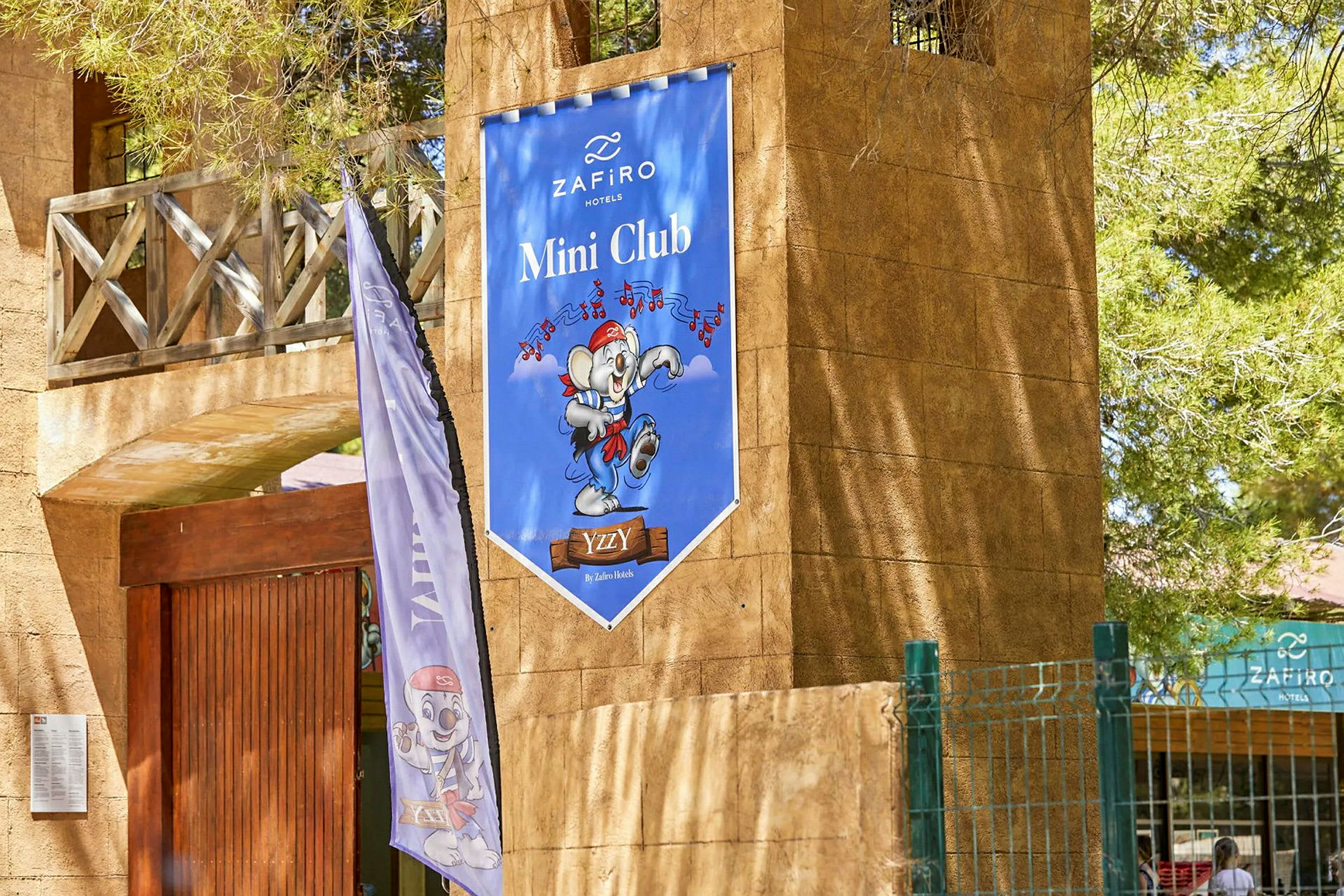 Plakat for Zafiro Mini Club med en tegnet mus på en bygning. (AI-genereret tekst)