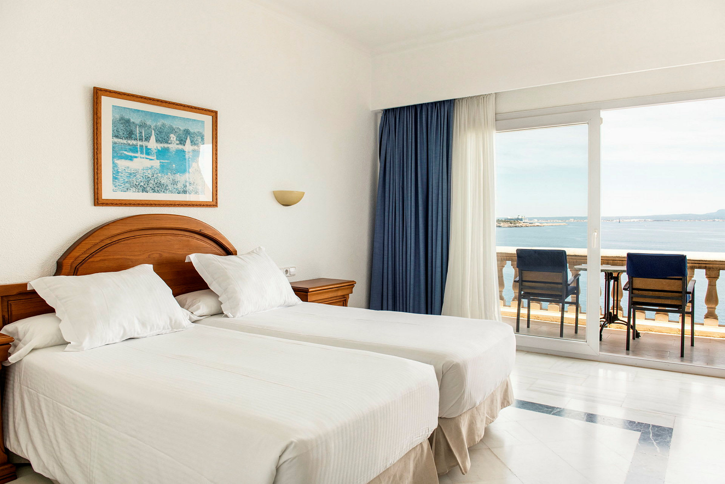Hotelværelse med to enkeltsenge og altan med havudsigt. (AI-genereret tekst)