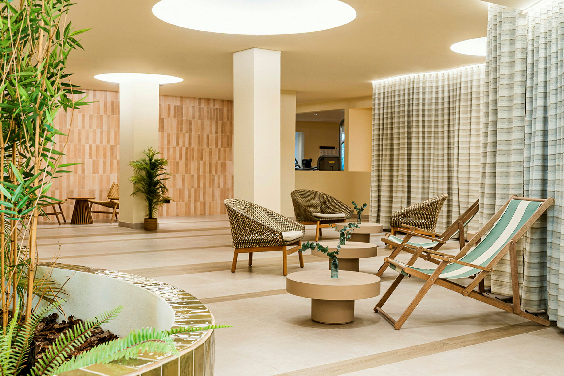 Lys og moderne lounge med siddepladser og planter. (AI-genereret tekst)