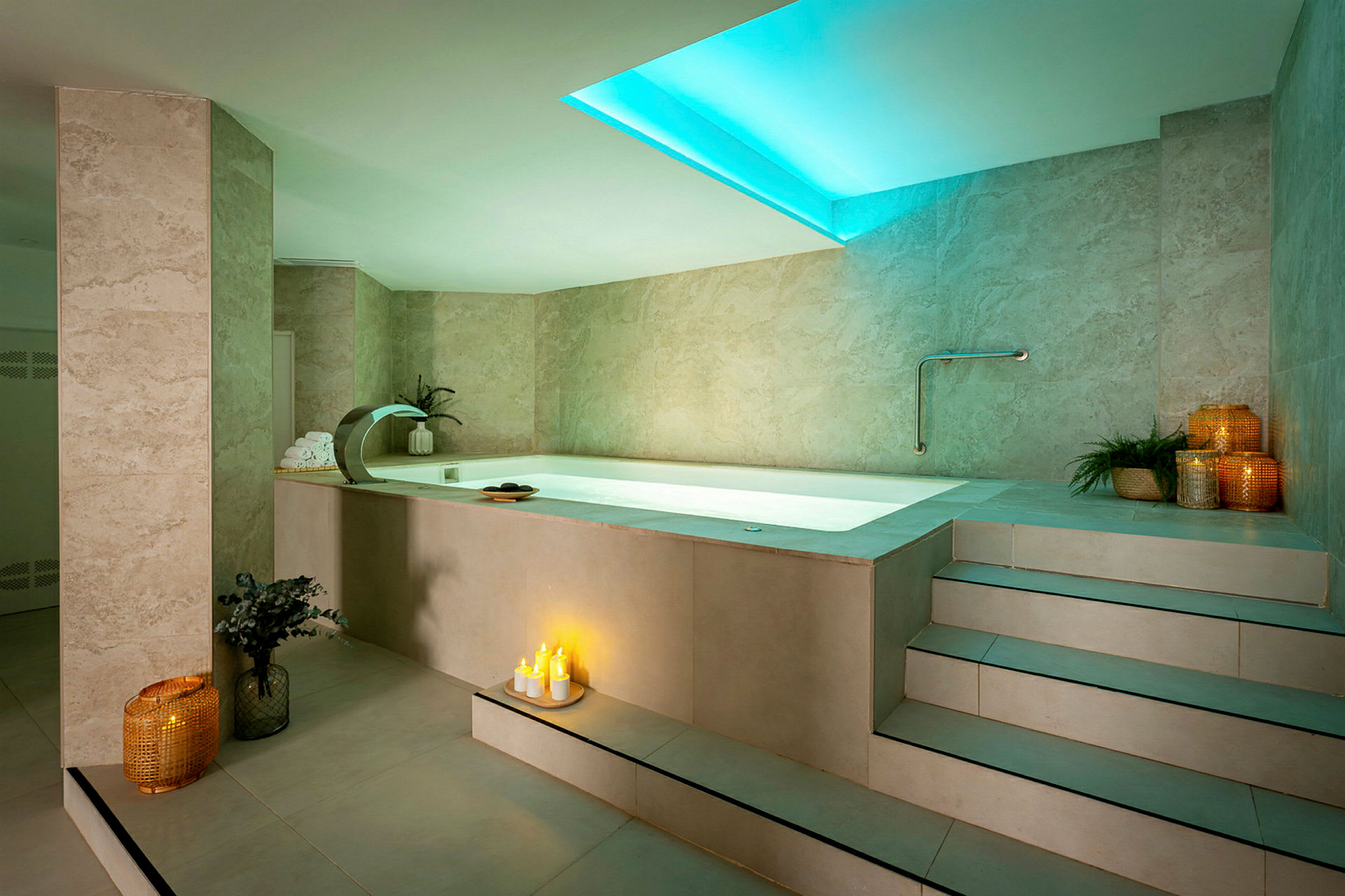 Elegant indendørs bad med jacuzzi og afdæmpet belysning. (AI-genereret tekst)