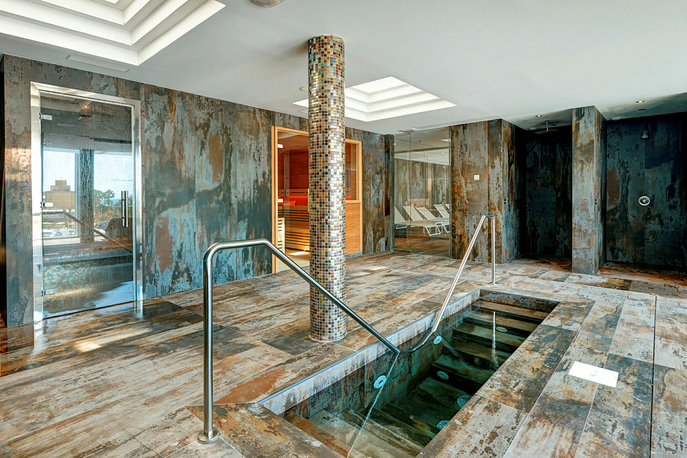 Et moderne spa med små bassiner og mosaikindretning. (AI-genereret tekst)