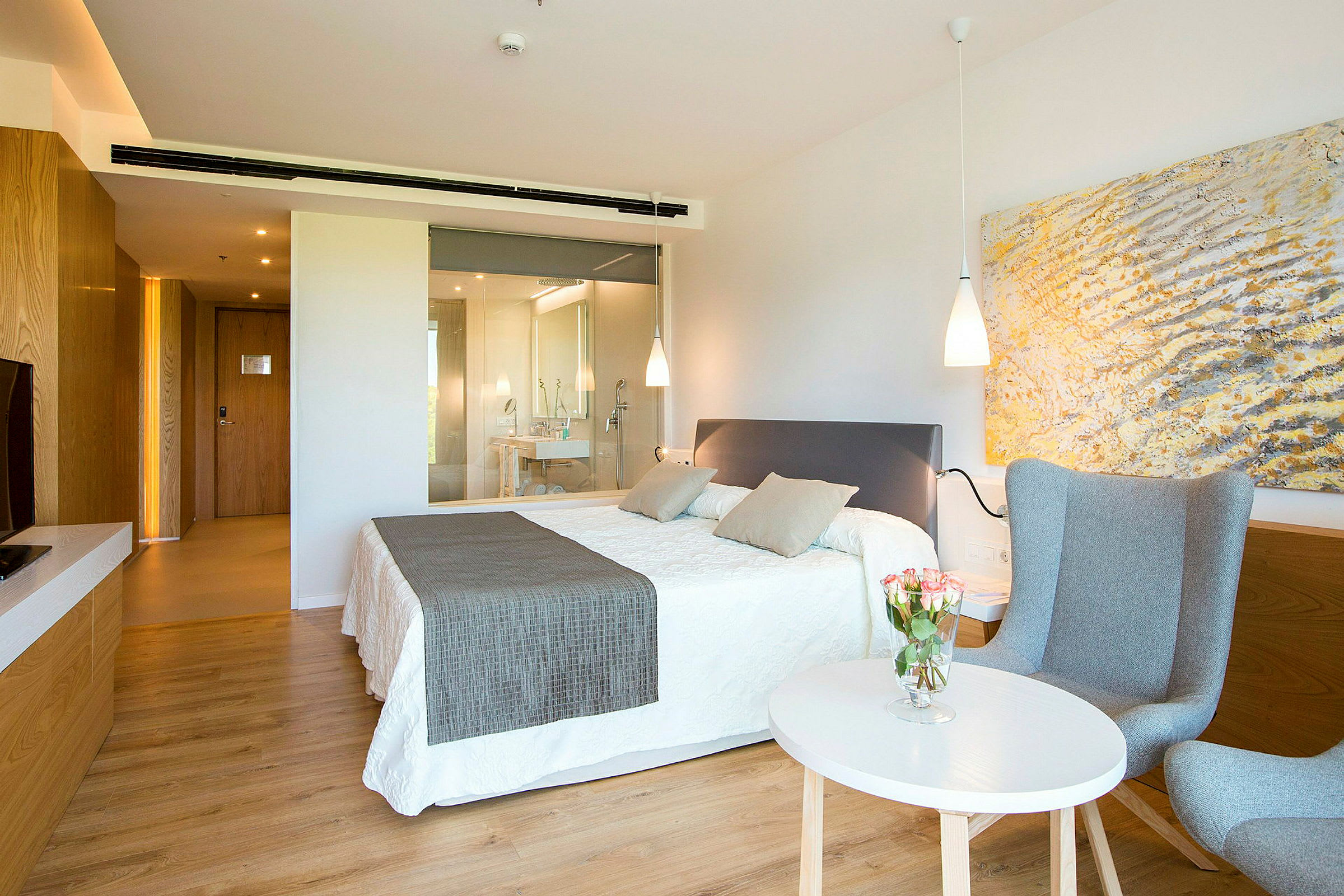 Et moderne hotelværelse med en dobbeltseng og siddeområde. (AI-genereret tekst)