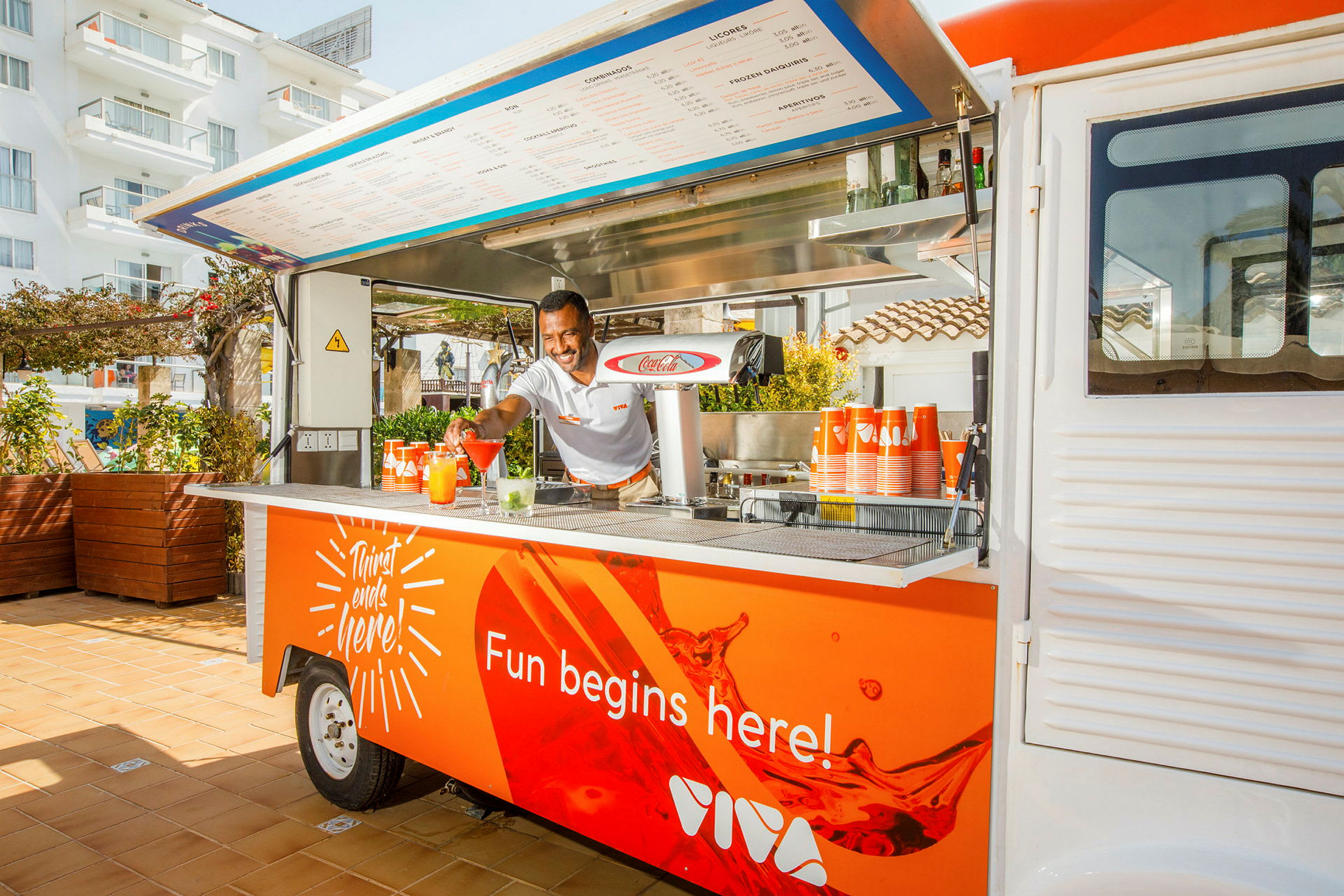 En mobil drikkebar med orange design og teksten 'Fun begins here!'. (AI-genereret tekst)