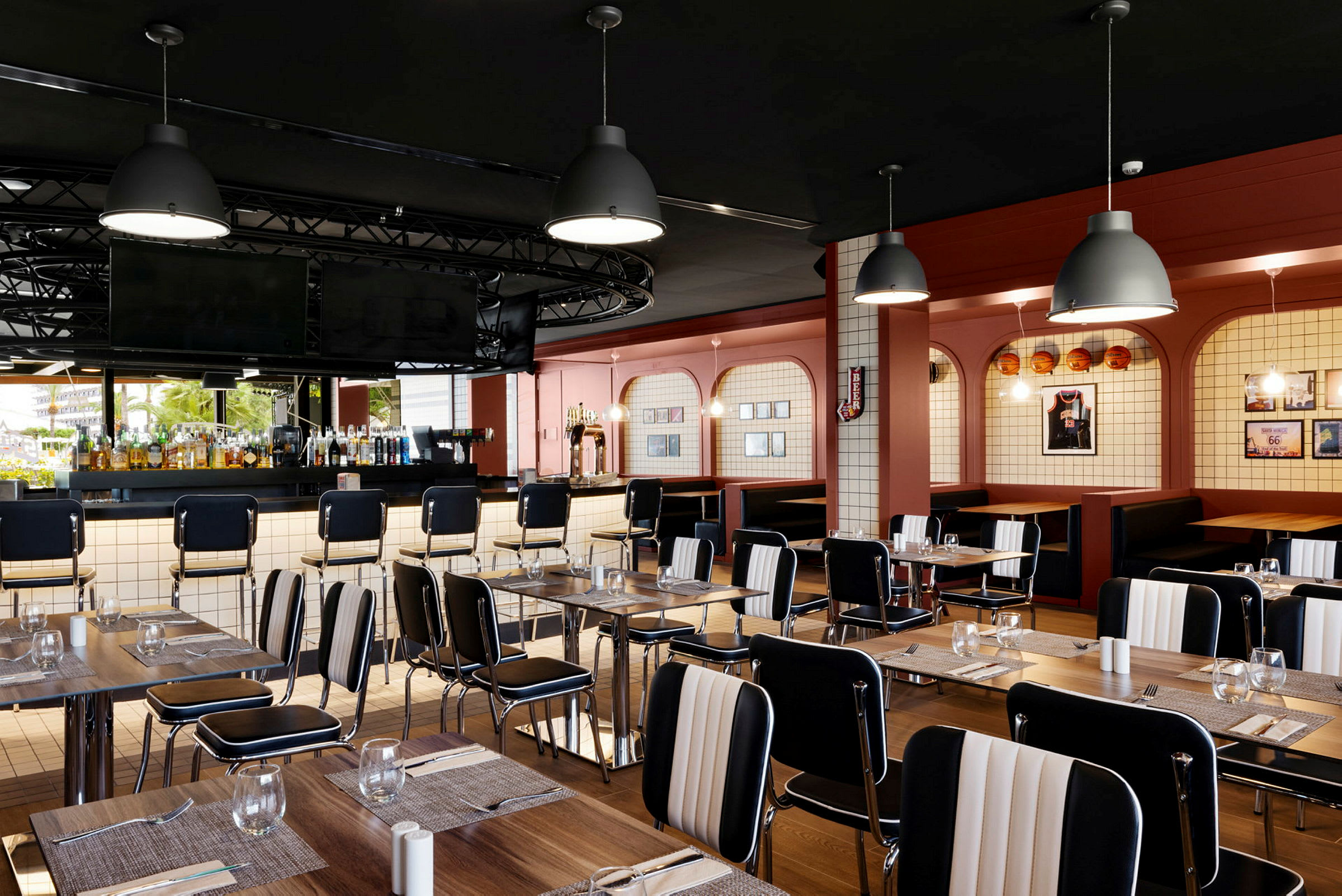 En moderne restaurant med bordpladser og en bardisk. (AI-genereret tekst)