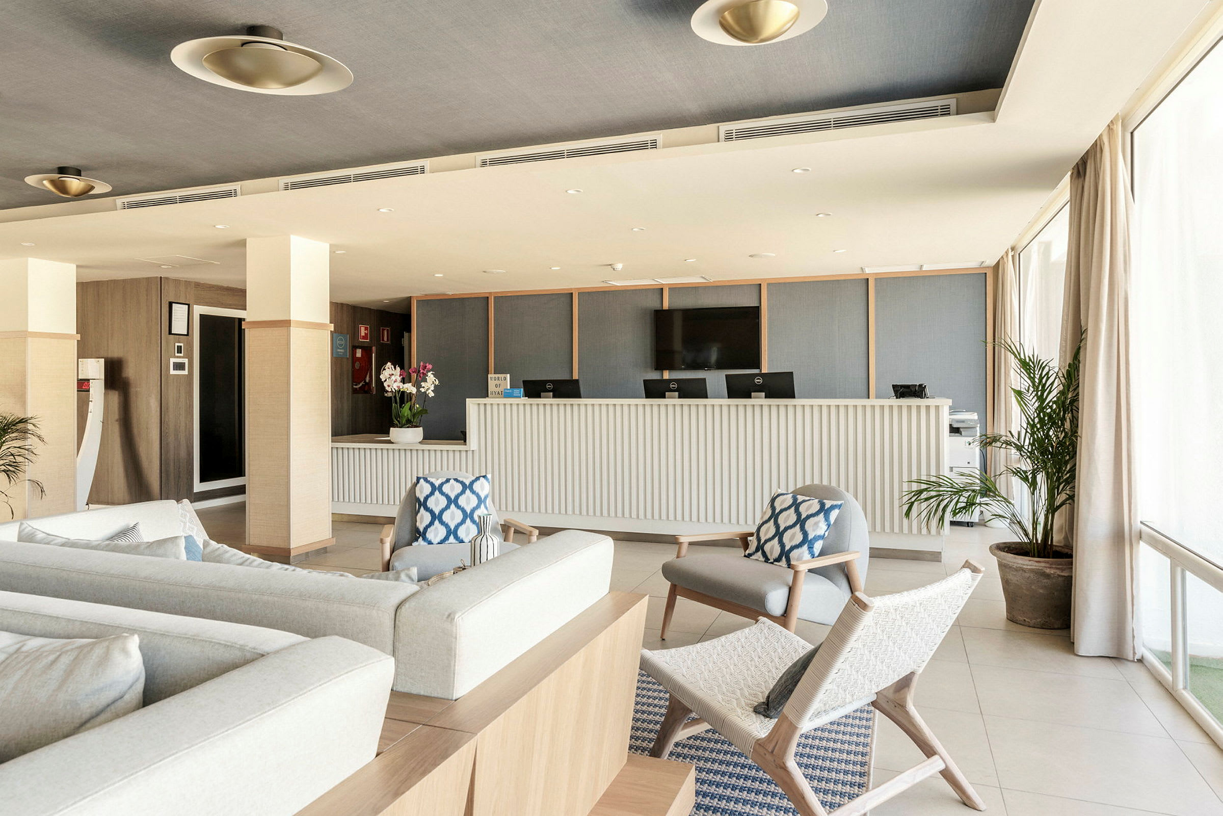 Et hotelværelse med reception og siddeområde. (AI-genereret tekst)