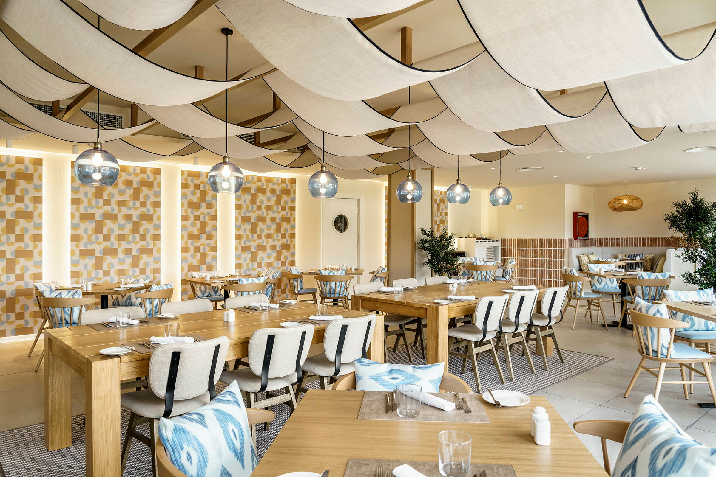 En restaurant med borde og stole samt dekoreret interiør. (AI-genereret tekst)