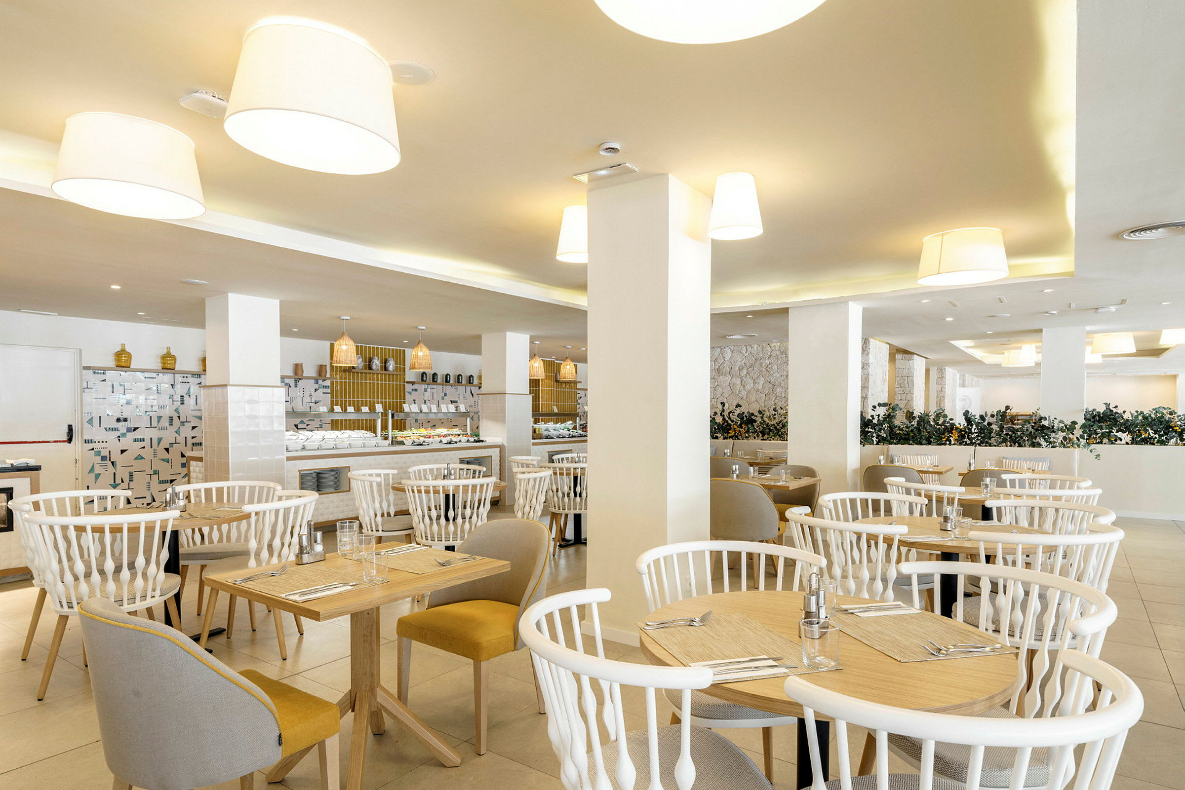 Lyse spisebordsstole og borde arrangeret i en elegant restaurant. (AI-genereret tekst)
