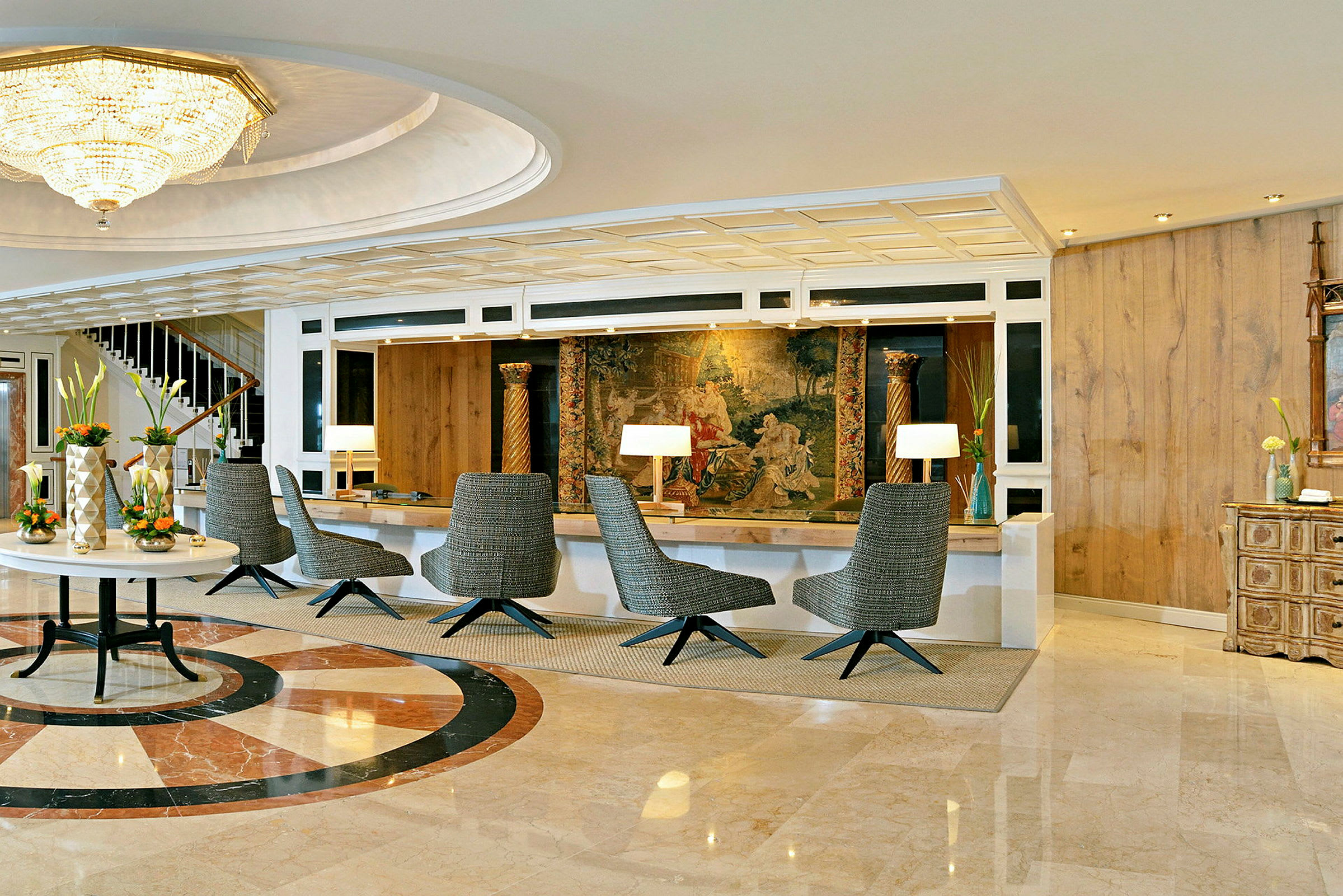 Hotelreception med siddepladser og dekoreret interiør. (AI-genereret tekst)
