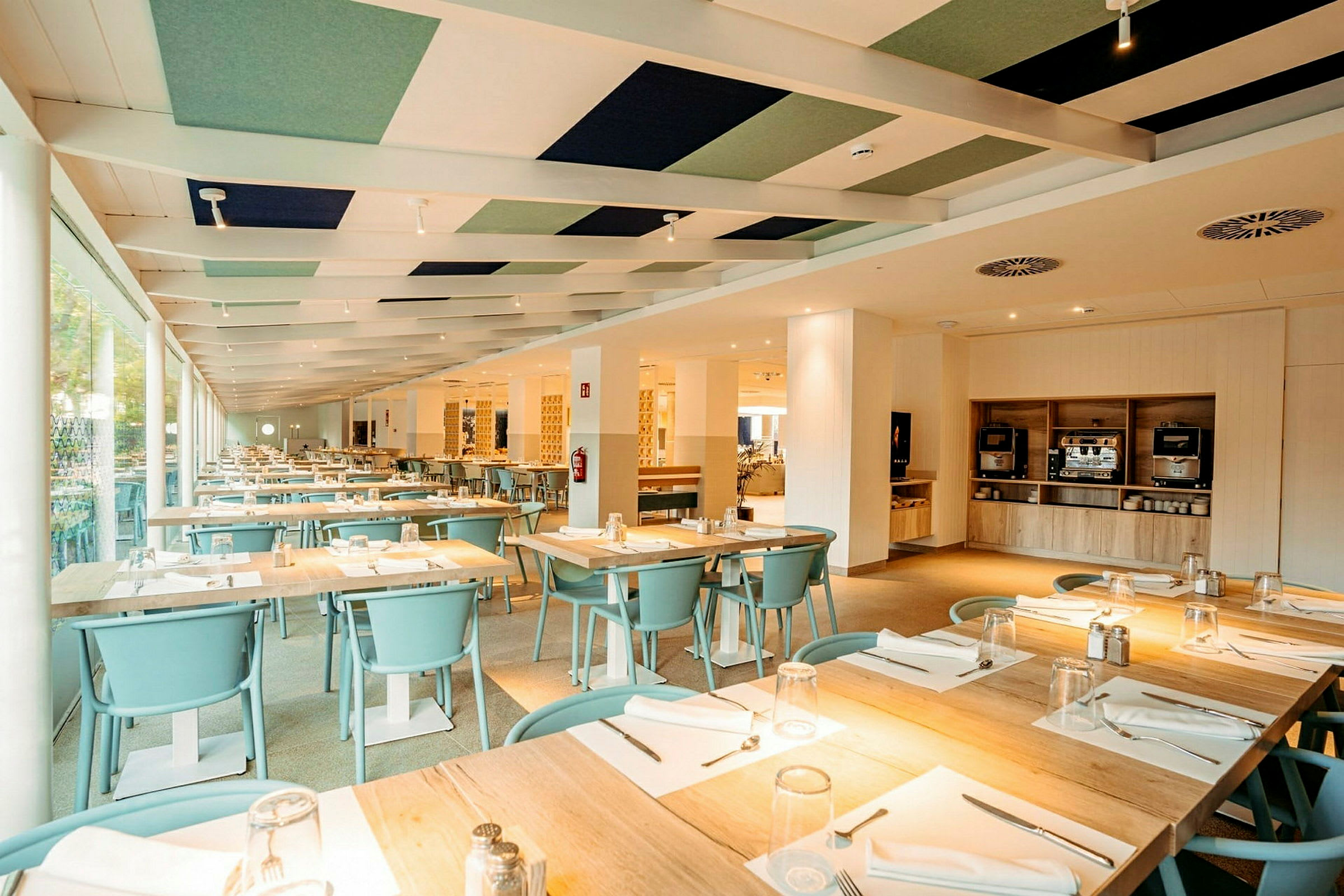 Indendørs miljø af en restaurant med dækkede borde og lys indretning. (AI-genereret tekst)