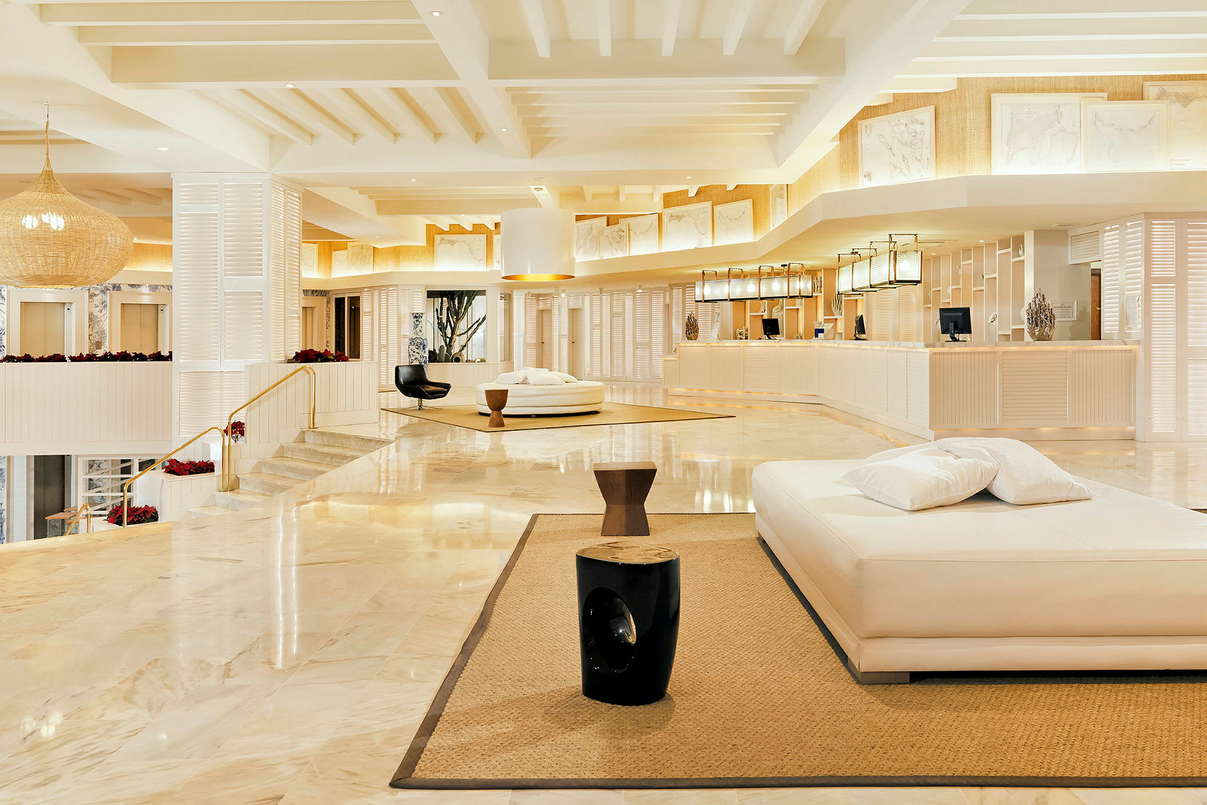 Hotellobby med marmorgulv, moderne møbler og receptionen i baggrunden. (AI-genereret tekst)