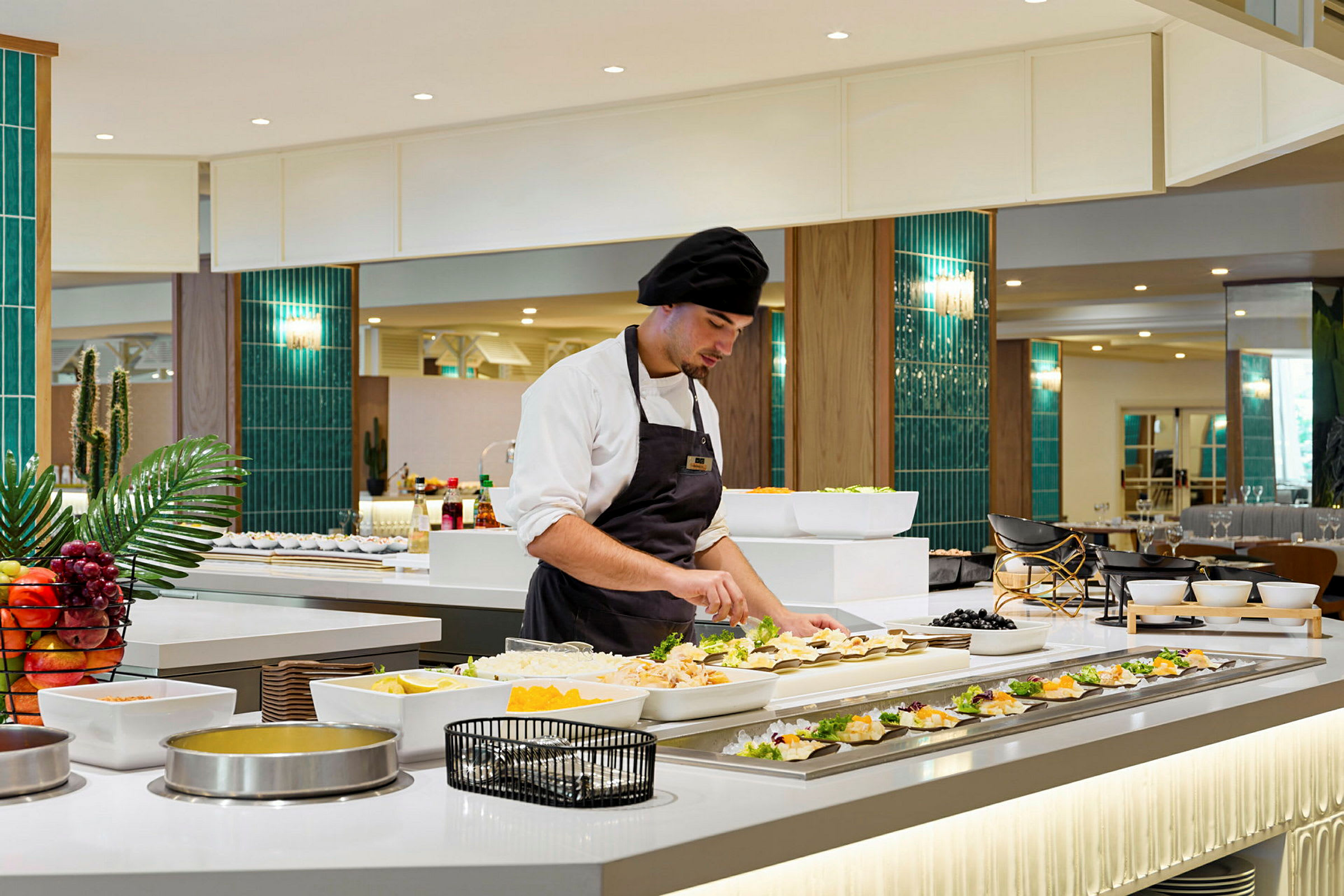 En kok i et køkken forbereder mad på en buffetbord. (AI-genereret tekst)