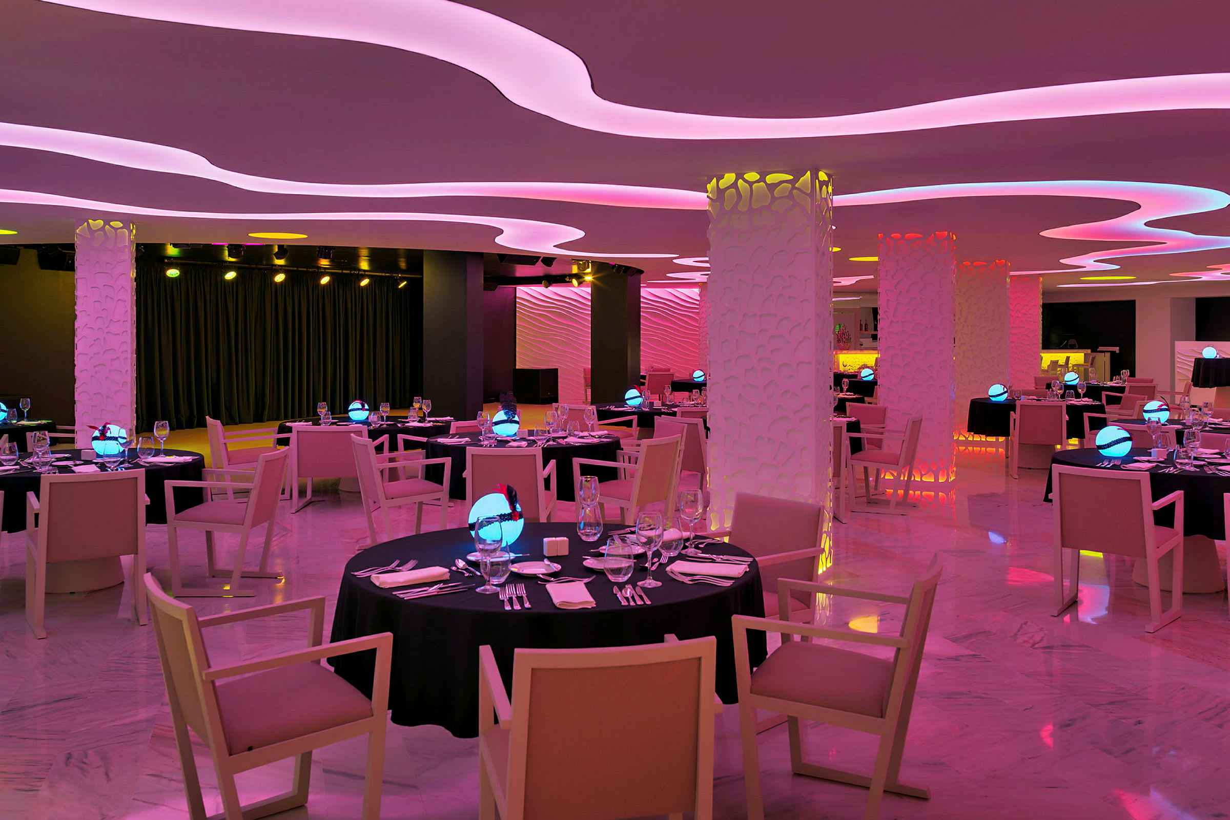 Restaurant med moderne møbler og farvet belysning. (AI-genereret tekst)