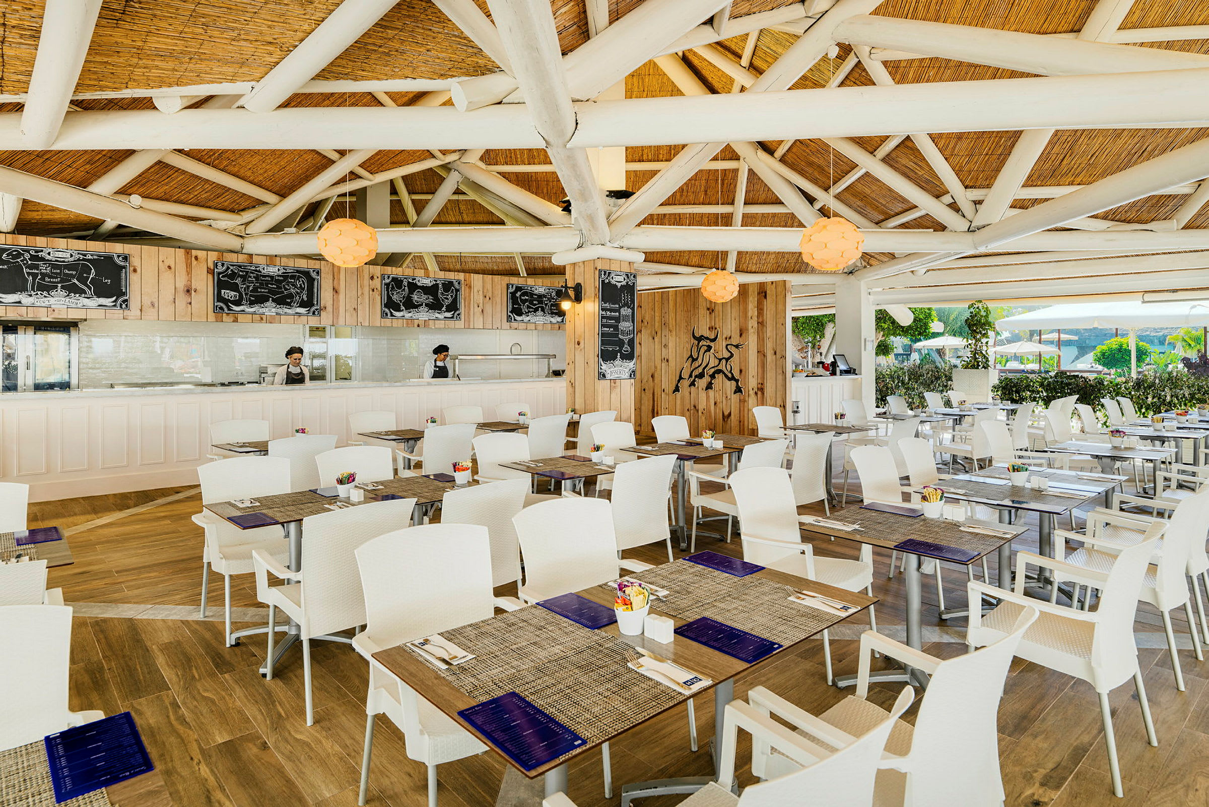 Restaurant med træindretning, hvide stole og dækkede borde. (AI-genereret tekst)