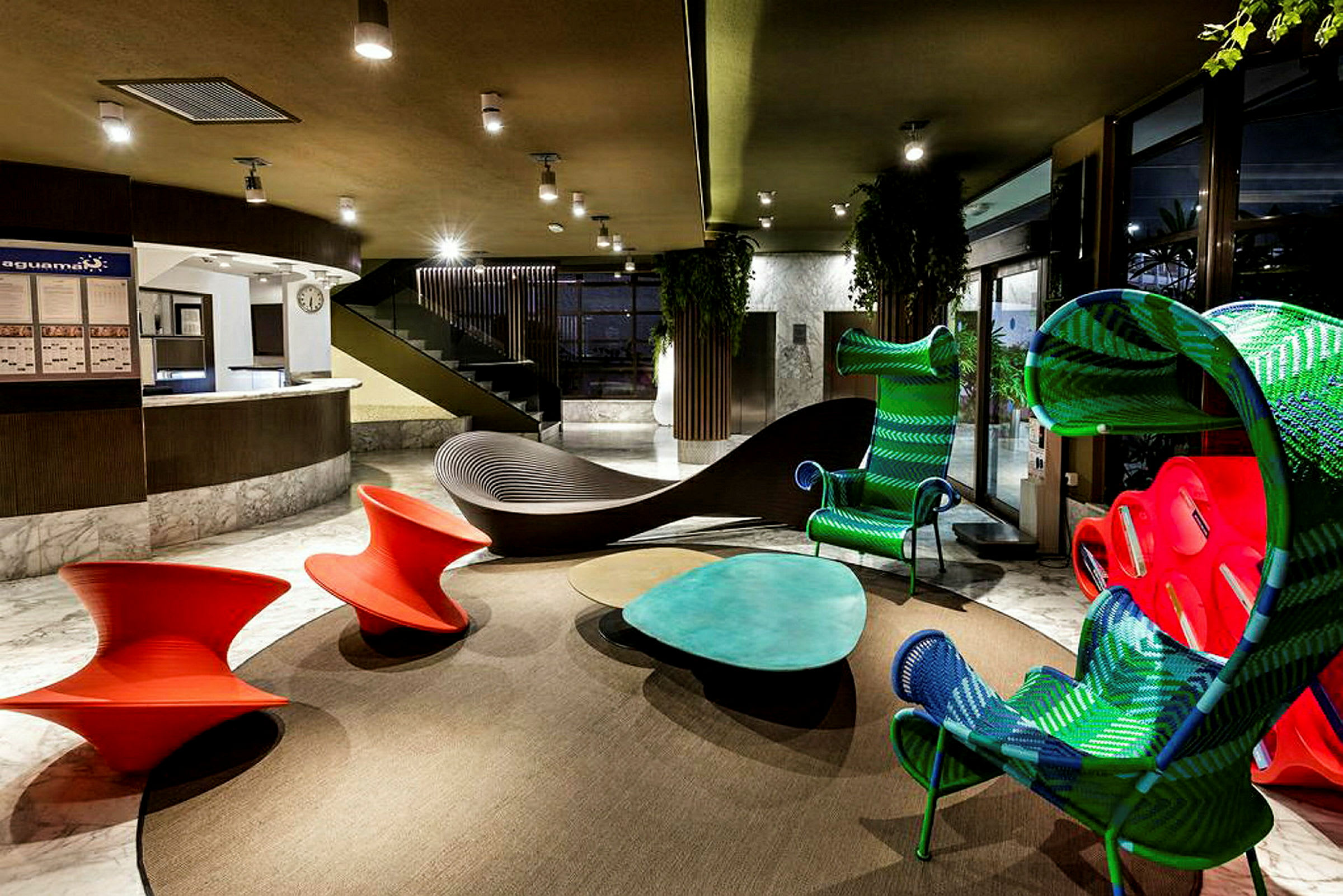 En hotellobby med moderne design og farverige møbler. (AI-genereret tekst)