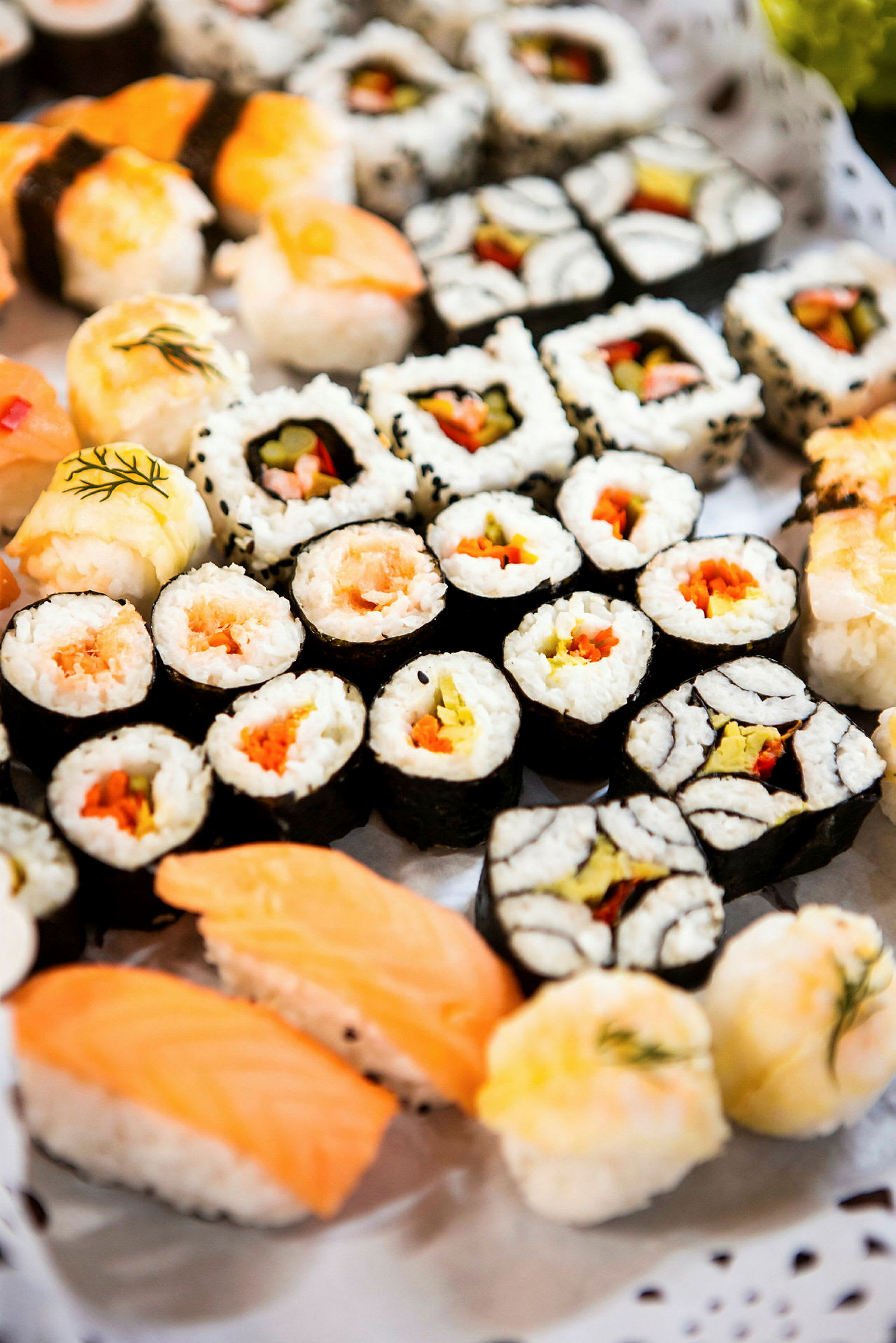 En tallerken med en række forskellige slags sushi. (AI-genereret tekst)