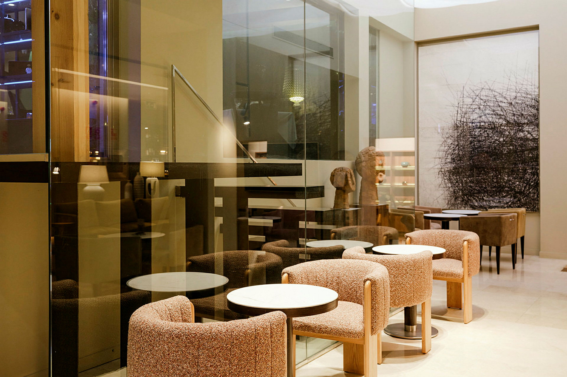 Hotellounge med moderne siddepladser og glasvægge. (AI-genereret tekst)