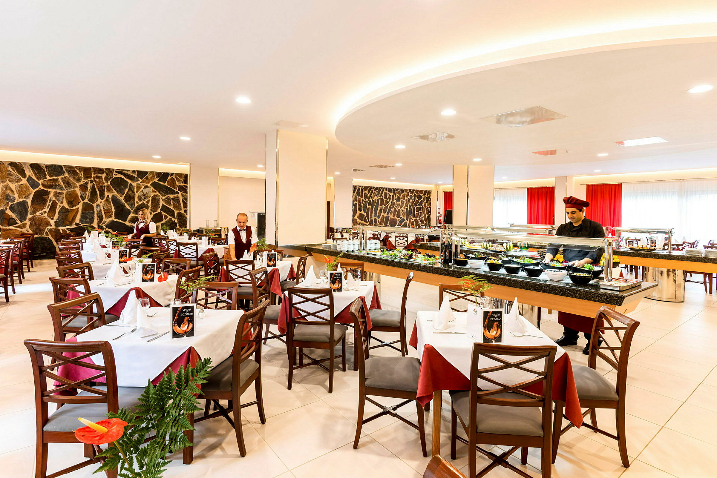 Restaurant med dækkede borde og buffetservering. (AI-genereret tekst)