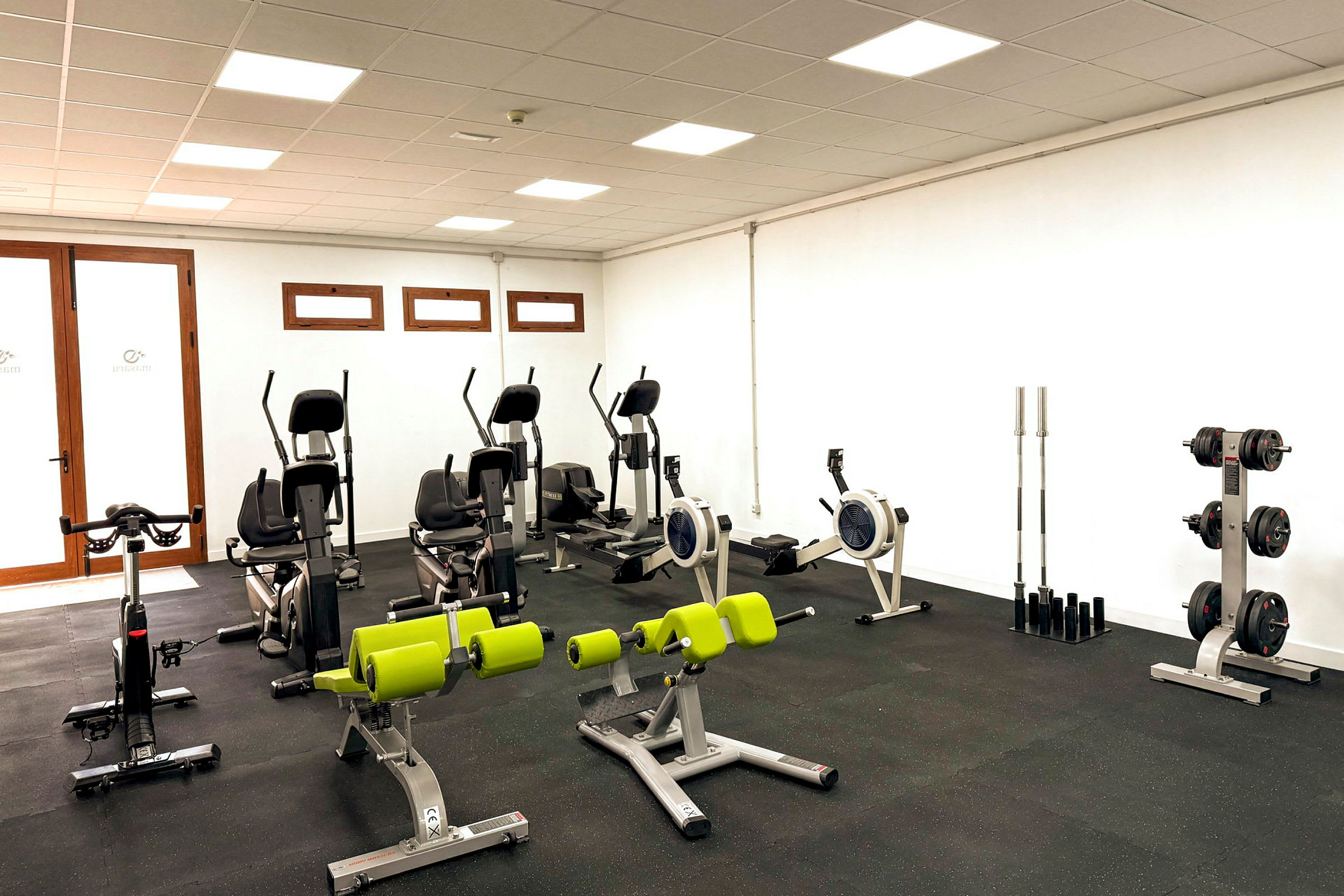 Billede af et træningscenter med fitnessmaskiner og vægte. (AI-genereret tekst)