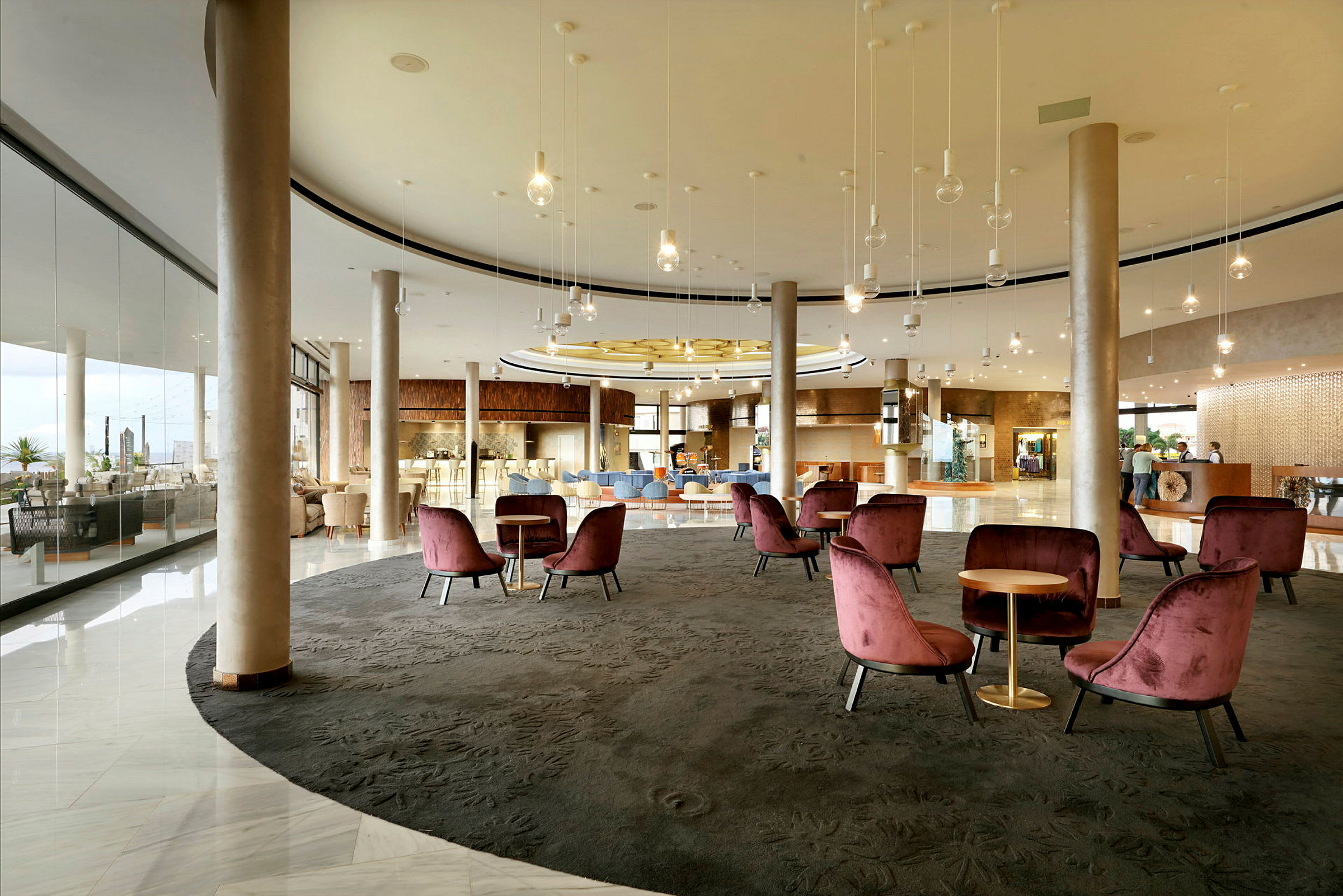 En hotellobby med siddegrupper og borde i en rummelig og stilfuld atmosfære. (AI-genereret tekst)