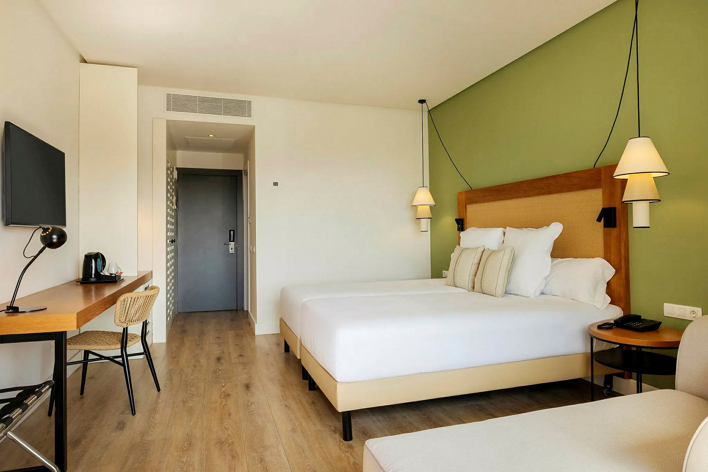 Moderne hotelværelse med en dobbeltseng, skrivebord og stol. (AI-genereret tekst)