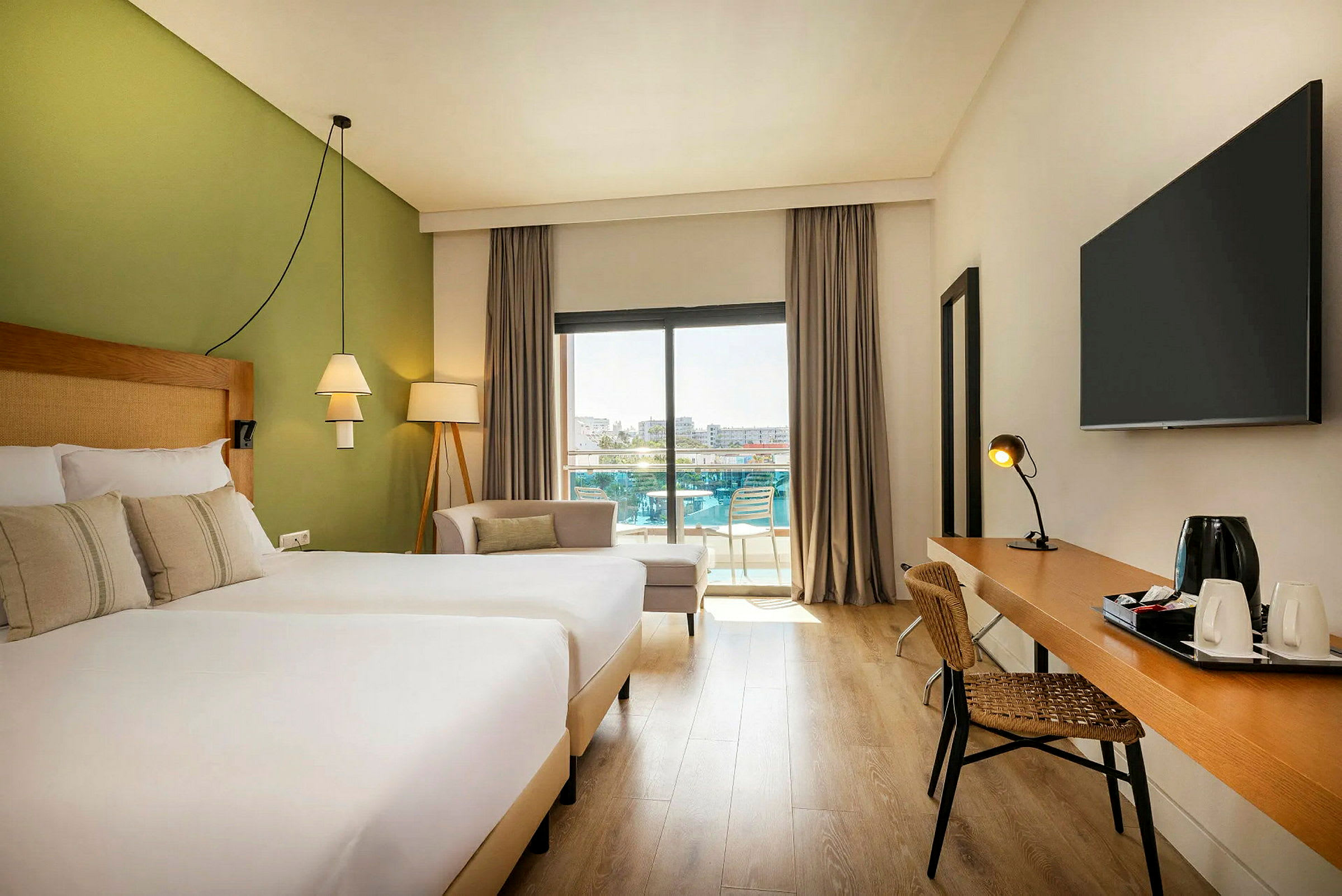 Moderne hotelværelse med vindue til altan og poolområdet. (AI-genereret tekst)