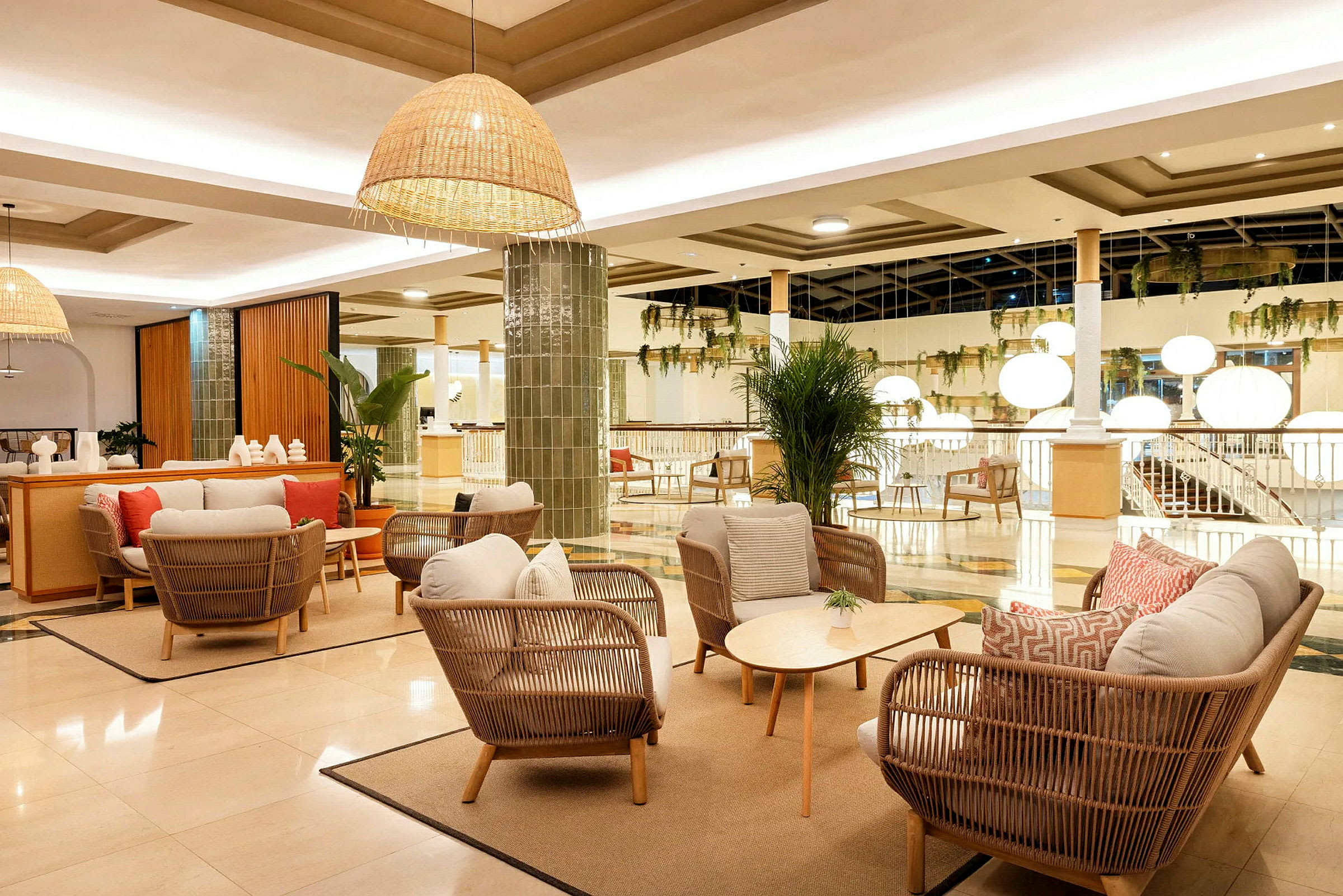 Loungemøbler i et moderne og lyst hotelområde. (AI-genereret tekst)