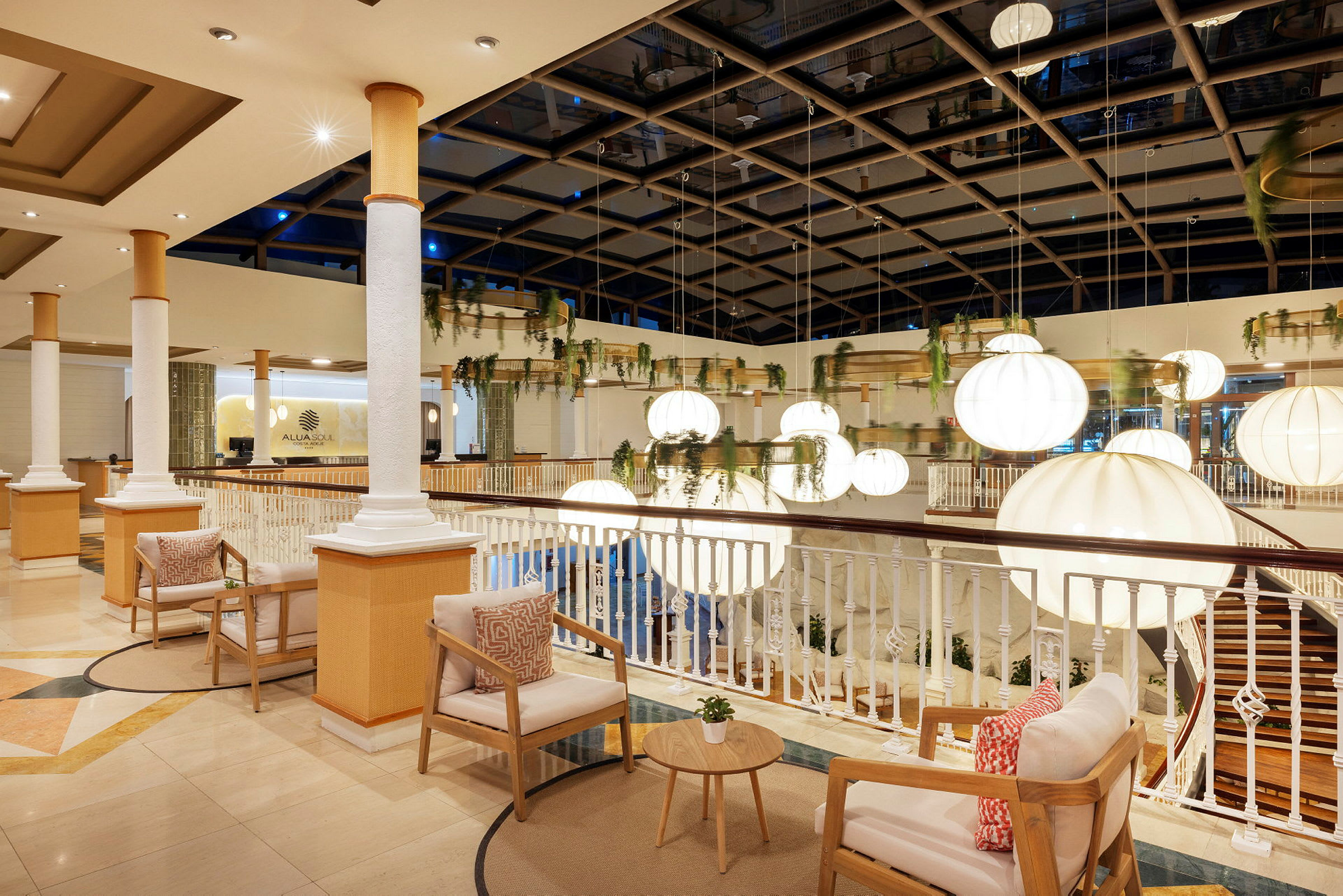 Hotellets lobby med siddepladser og lysekroner. (AI-genereret tekst)