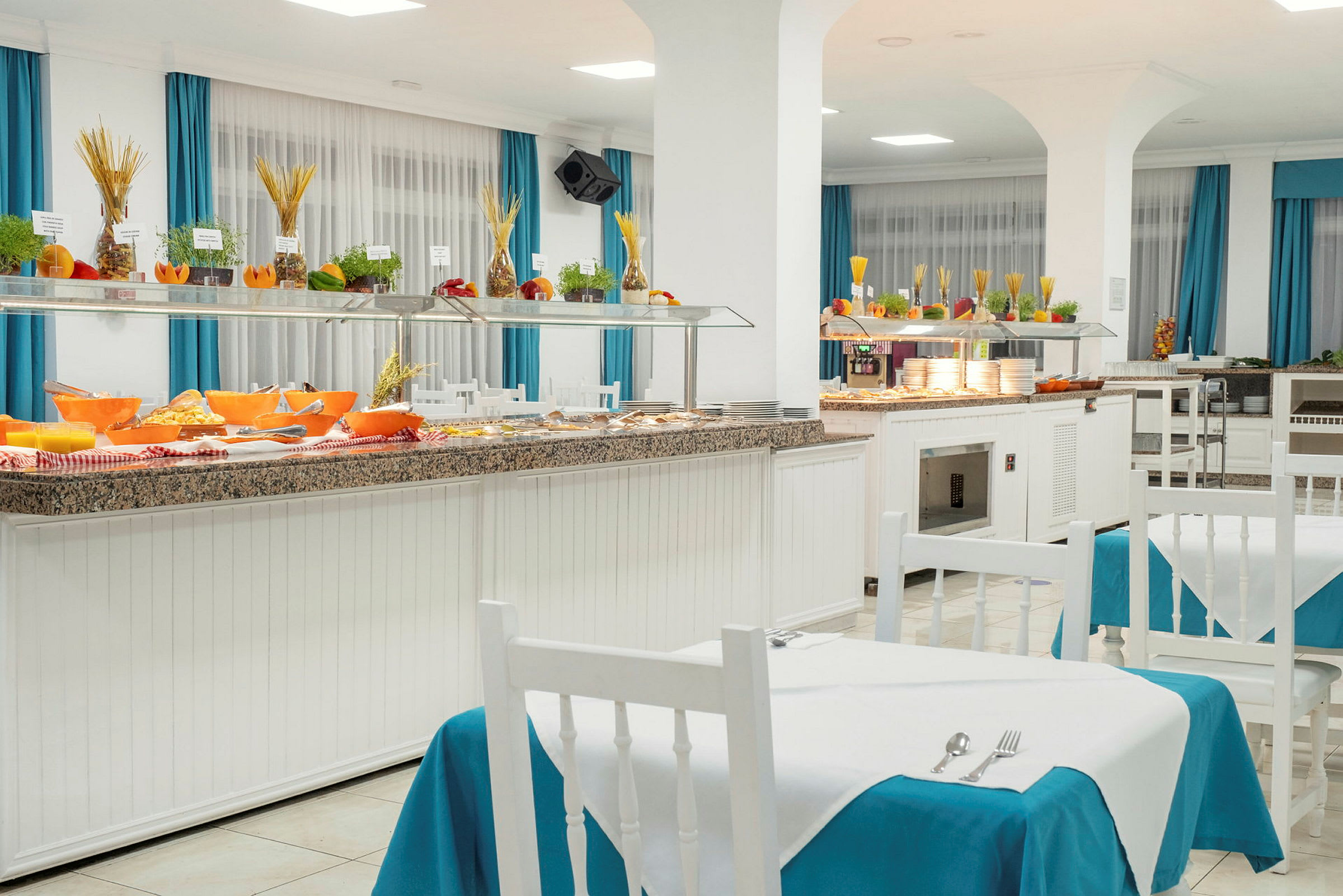 Restaurantbuffet med mad og siddepladser. (AI-genereret tekst)