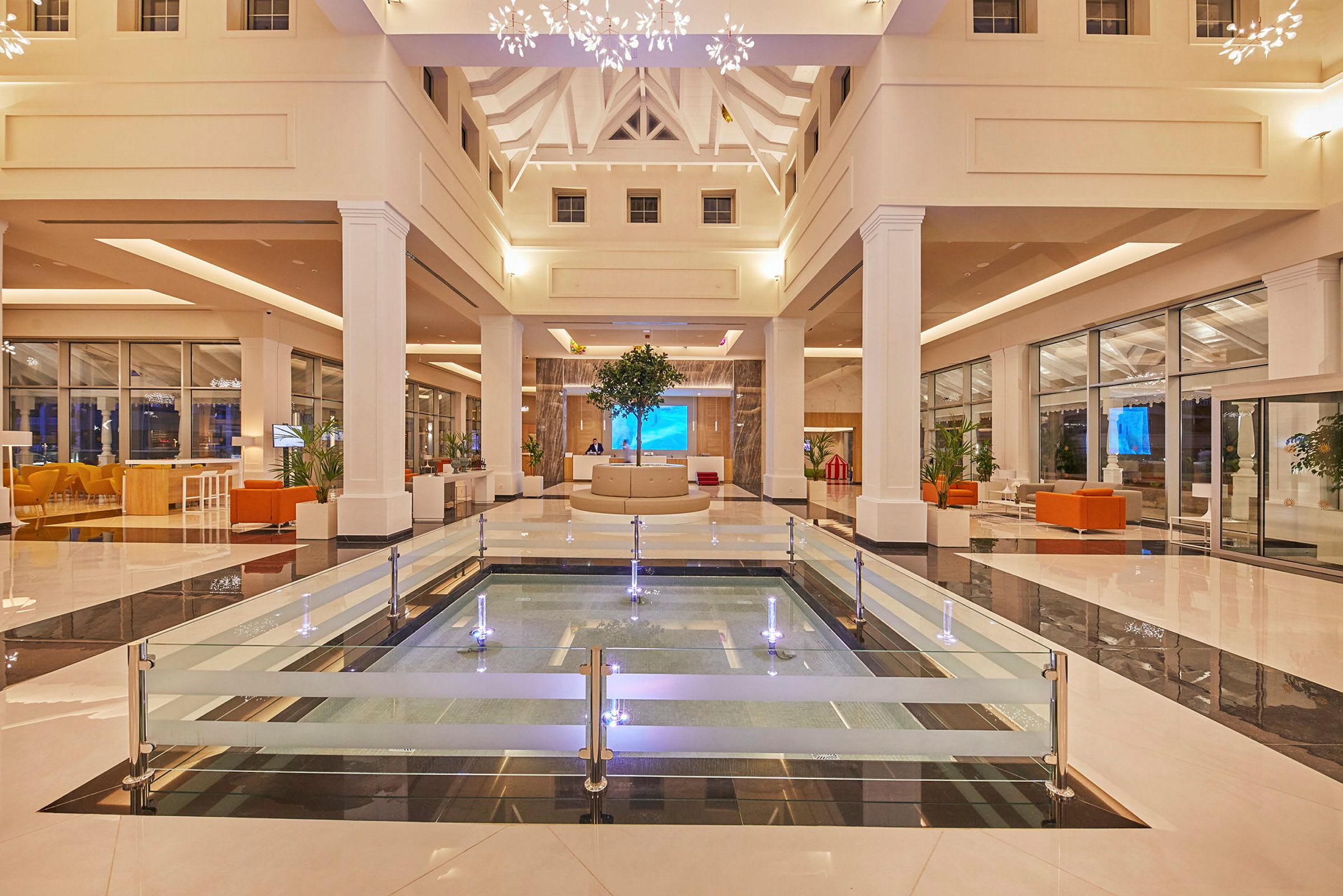 Lys og rummelig hotellobby med moderne indretning. (AI-genereret tekst)