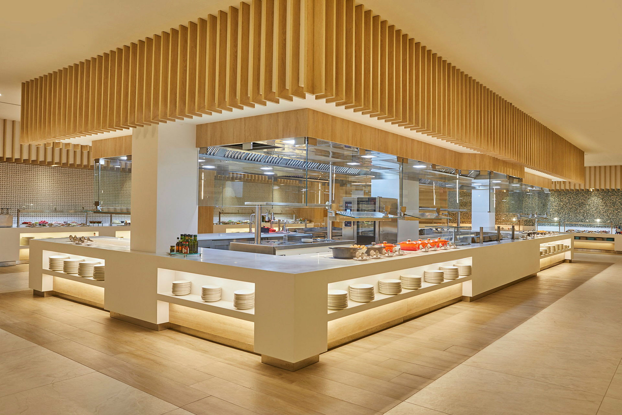 Buffetområde med moderne trædetaljer og velorganiserede serveringsstationer. (AI-genereret tekst)