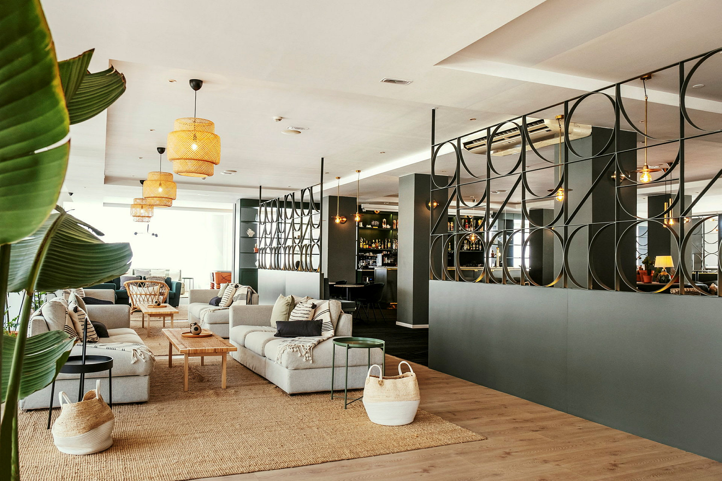 Moderne hotellobby med sofaer og borde. (AI-genereret tekst)
