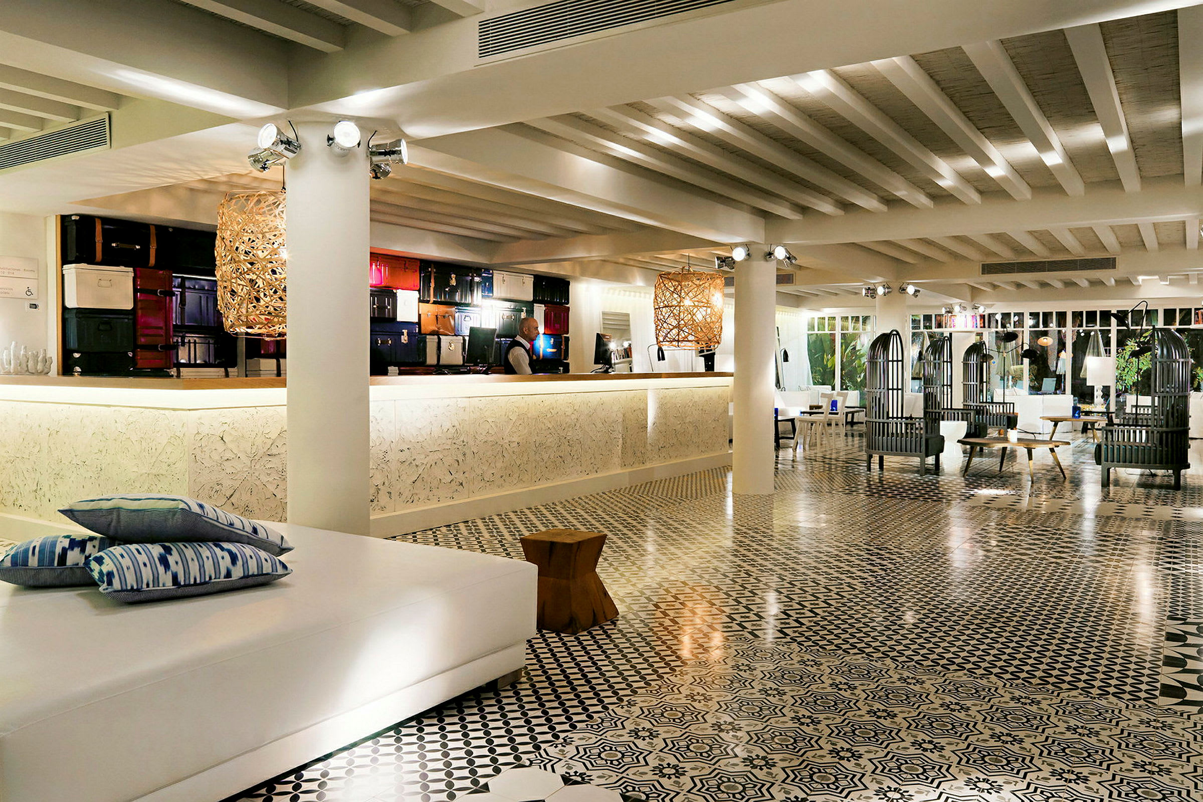 En elegant hotellobby med hvid indretning og mønstret gulv. (AI-genereret tekst)