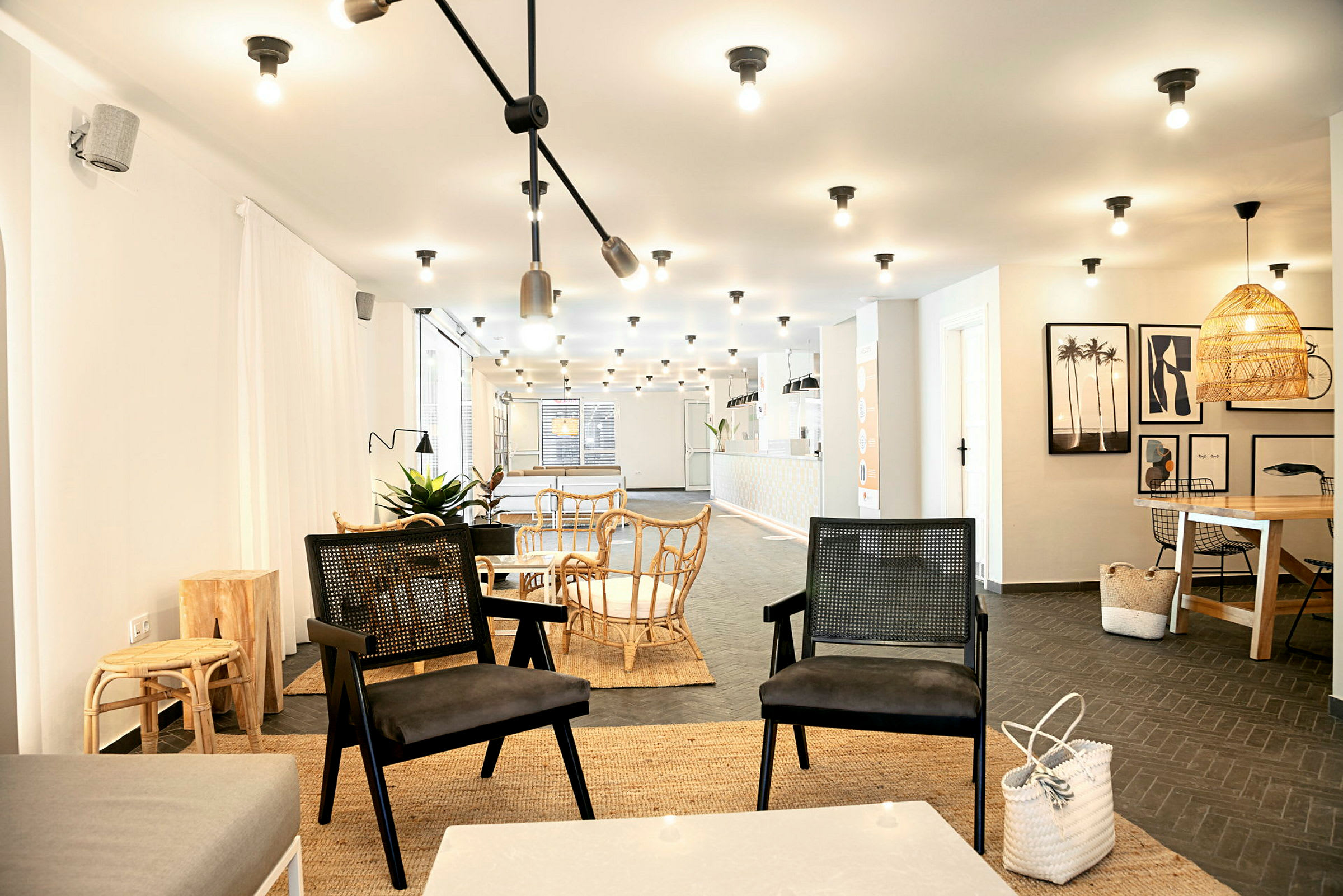 En moderne indrettet lounge med borde og stole i en lys atmosfære. (AI-genereret tekst)
