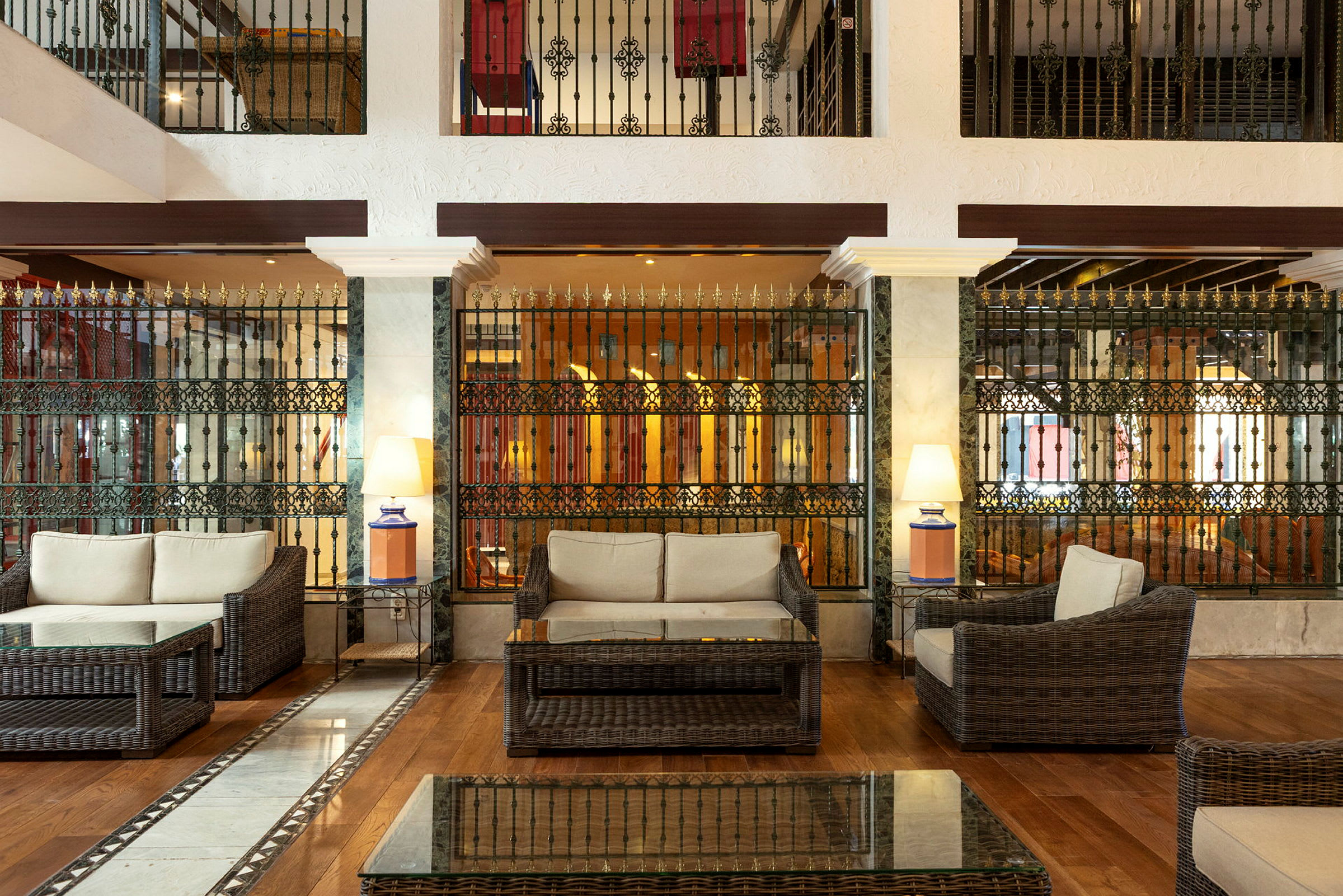 Billede af en hotellobby med sofagrupper og marmorgulv. (AI-genereret tekst)