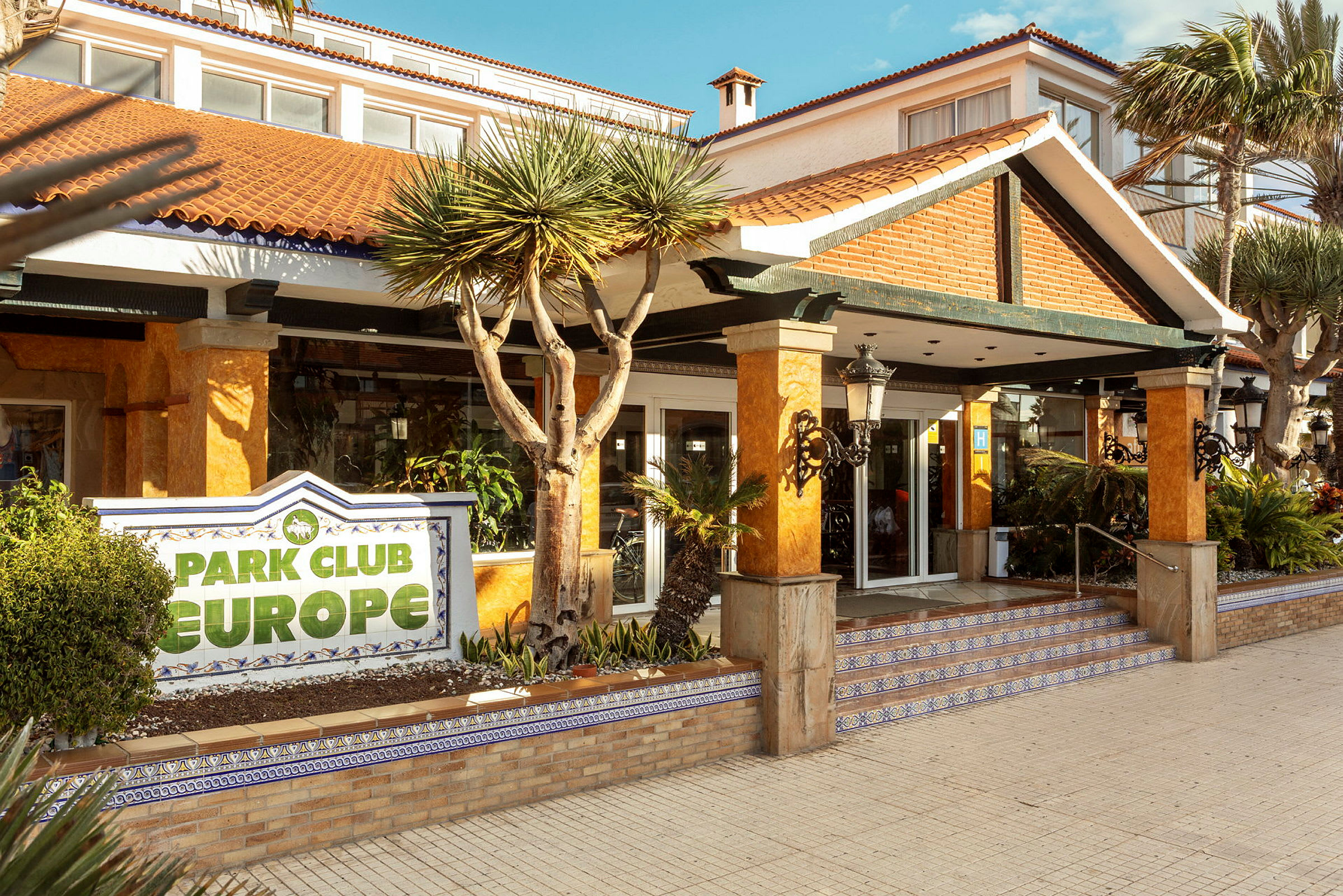 Hotelindgang med skiltet der viser navnet Park Club Europe. (AI-genereret tekst)