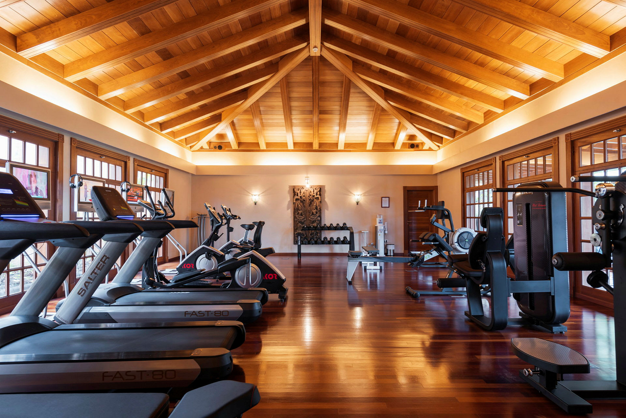 Et fitnesscenter med træningsmaskiner, løbebånd og frie vægte. (AI-genereret tekst)