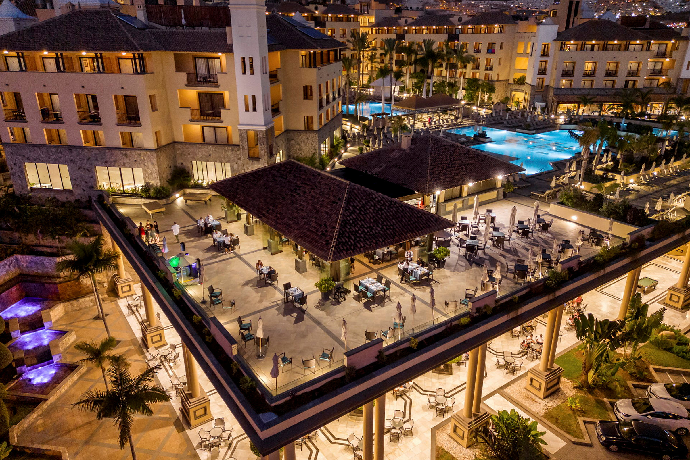 Udendørs poolområde ved luksushotel med restaurant og siddepladser. (AI-genereret tekst)
