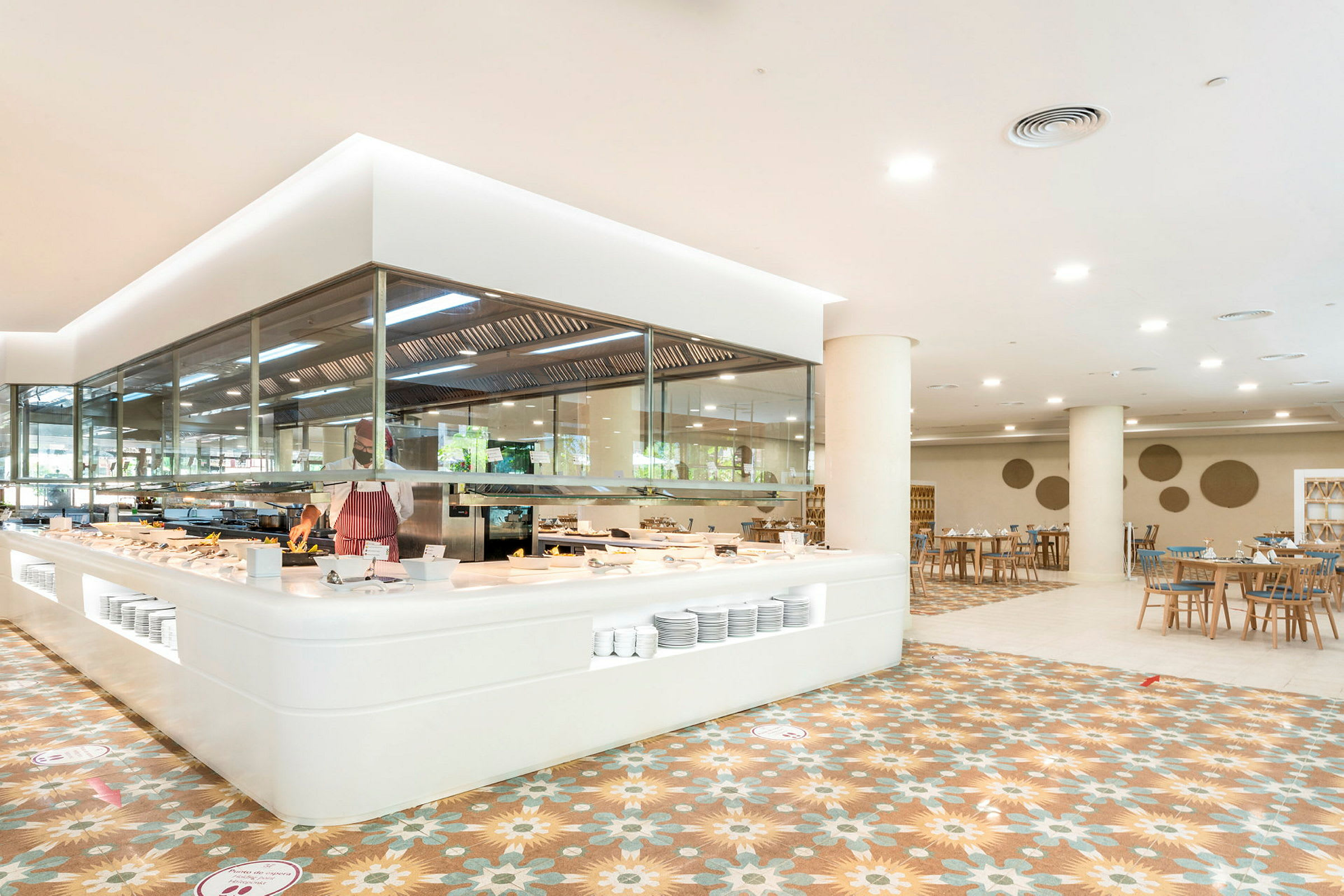 Buffetområde i en restaurant med moderne møbler og lys indretning. (AI-genereret tekst)