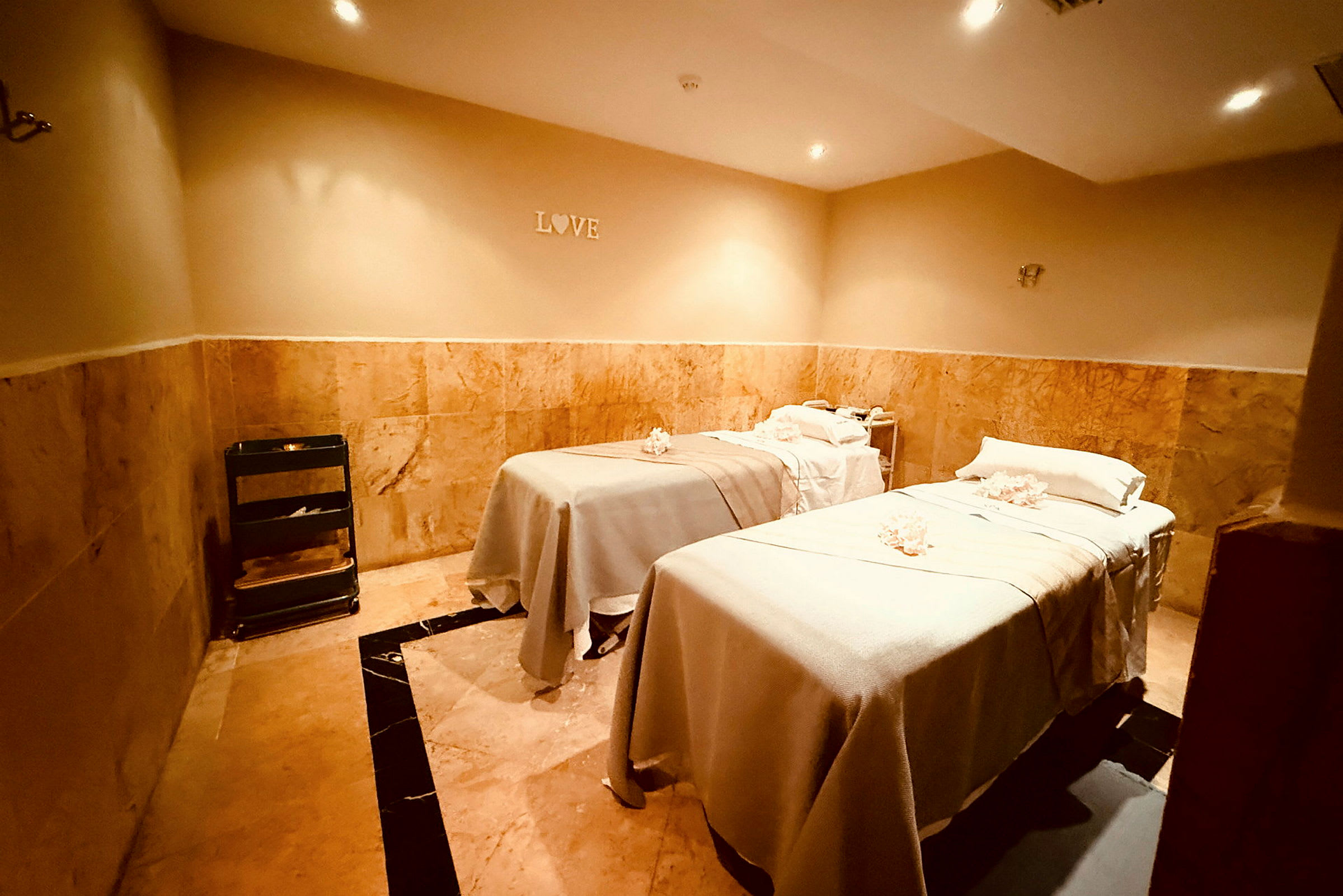 Massageborde i et spa-rum. (AI-genereret tekst)