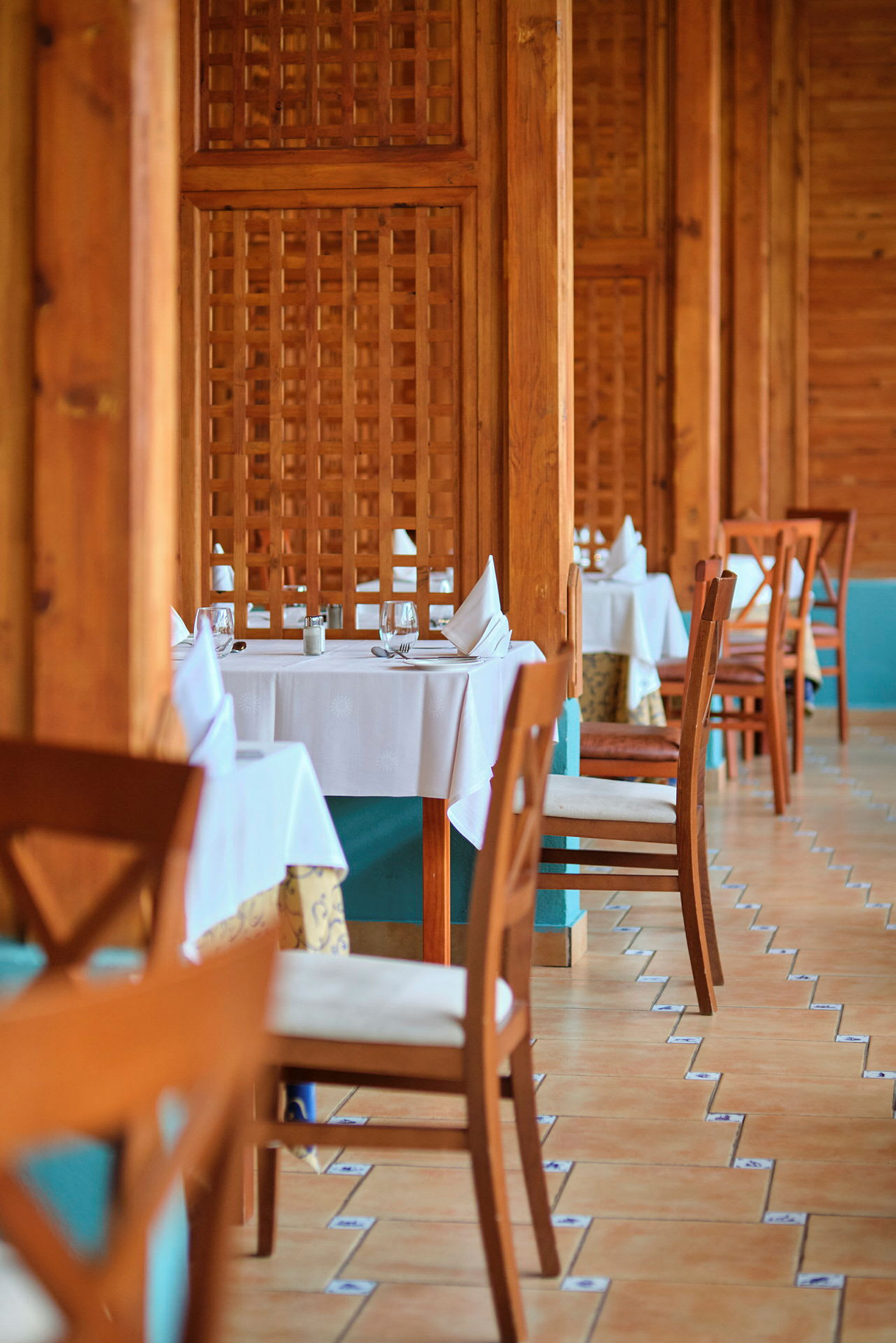 Restaurant med dækkede borde og træinteriør. (AI-genereret tekst)
