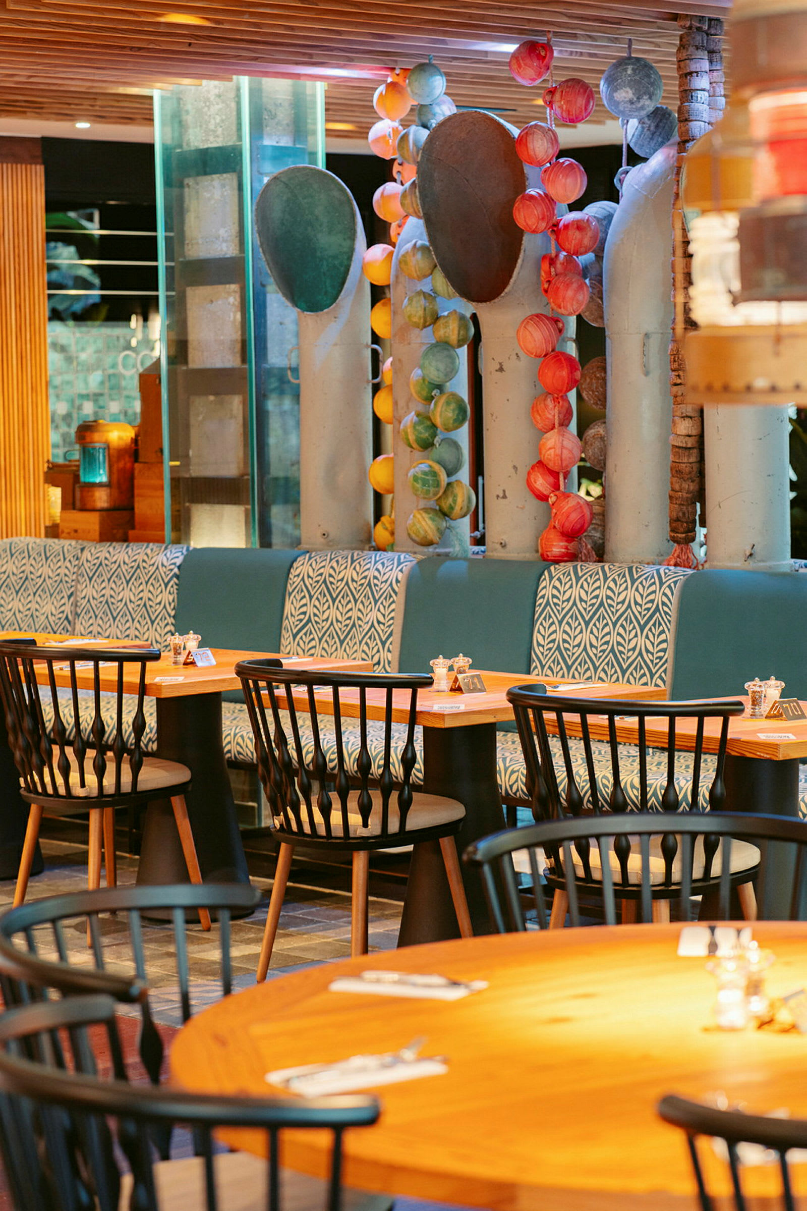 Interiør af en restaurant med borde og stole samt dekorative elementer. (AI-genereret tekst)