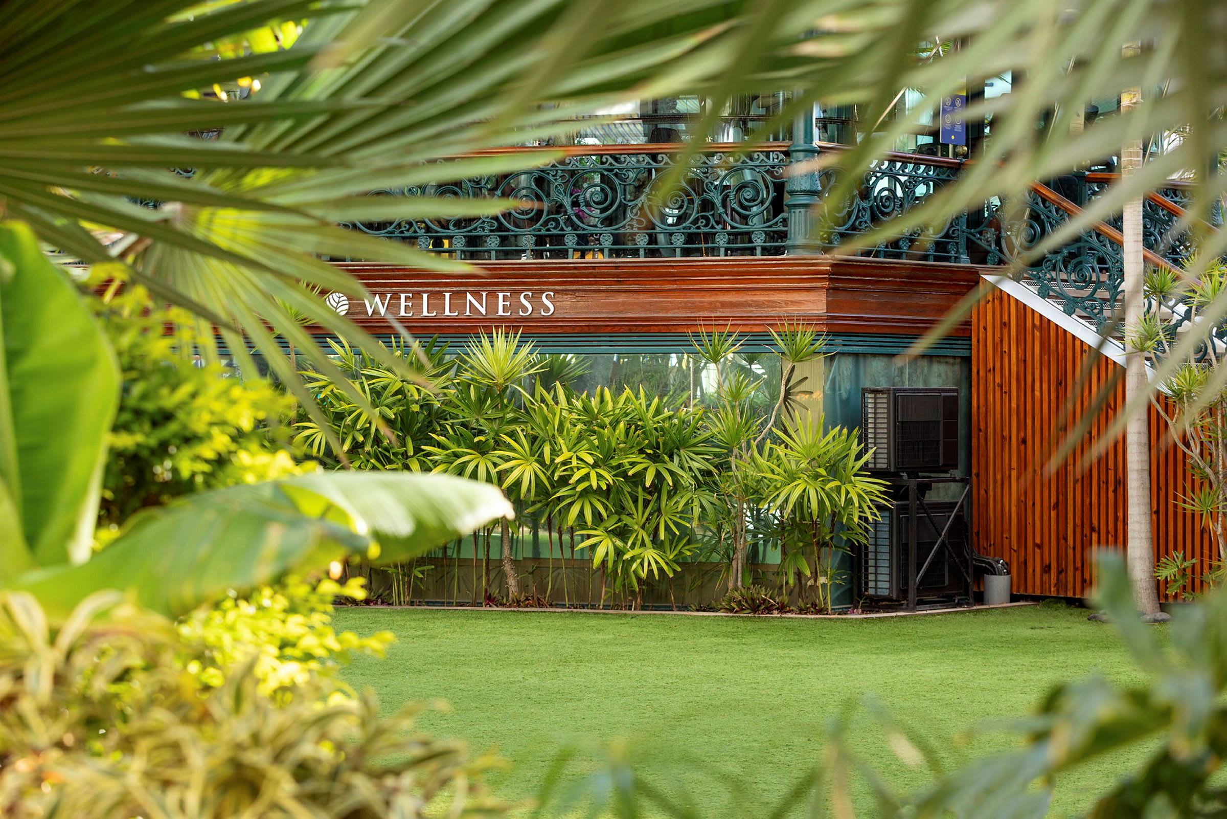 Wellness-center omgivet af grønne planter og frodig vegetation. (AI-genereret tekst)