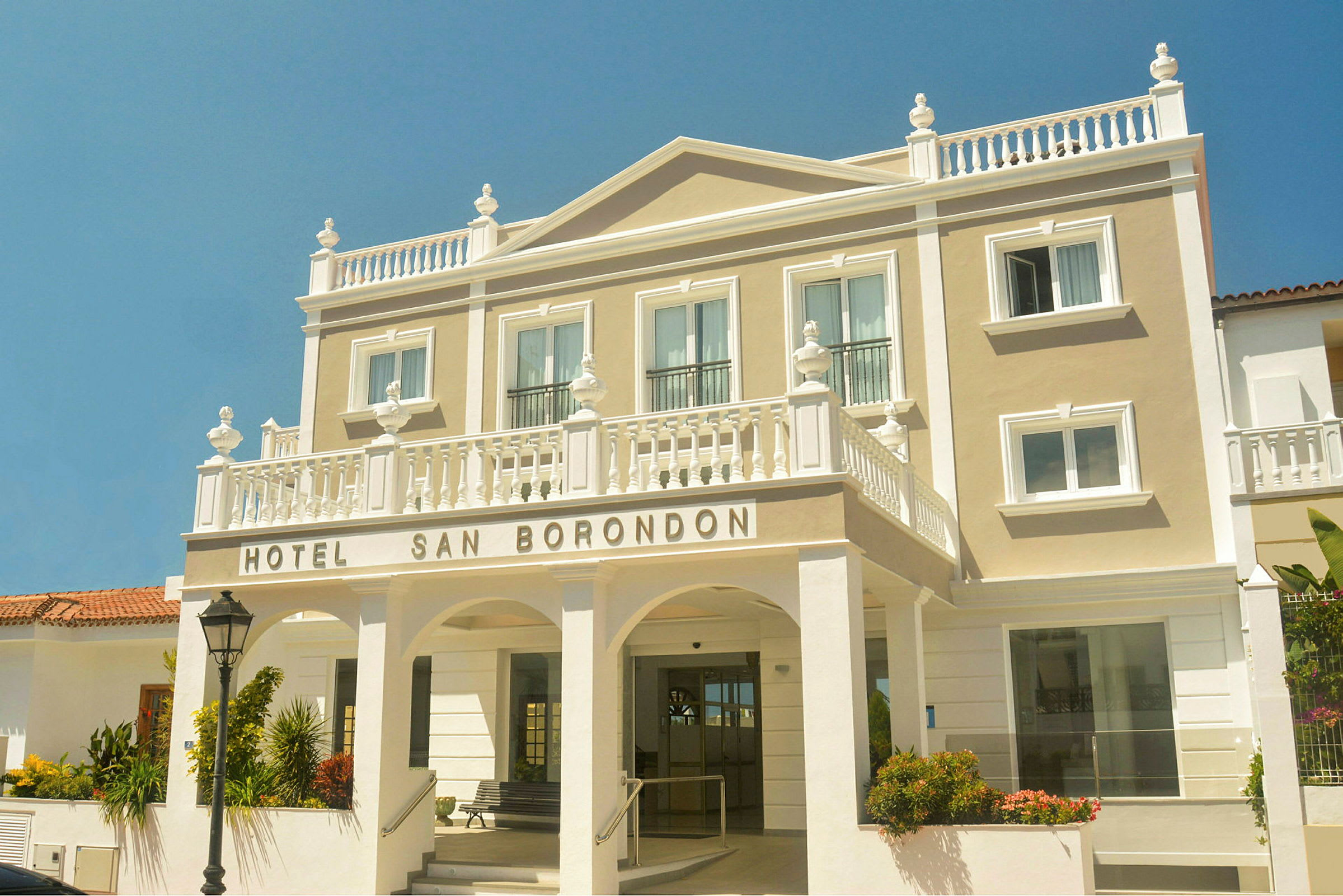 Hotel San Borondon med altaner og en arkitektonisk facade. (AI-genereret tekst)