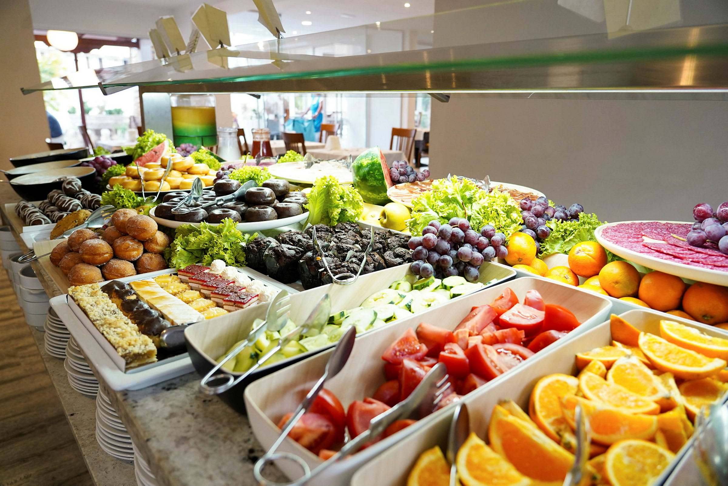 Billede af en buffet med forskellige retter og friske grøntsager. (AI-genereret tekst)